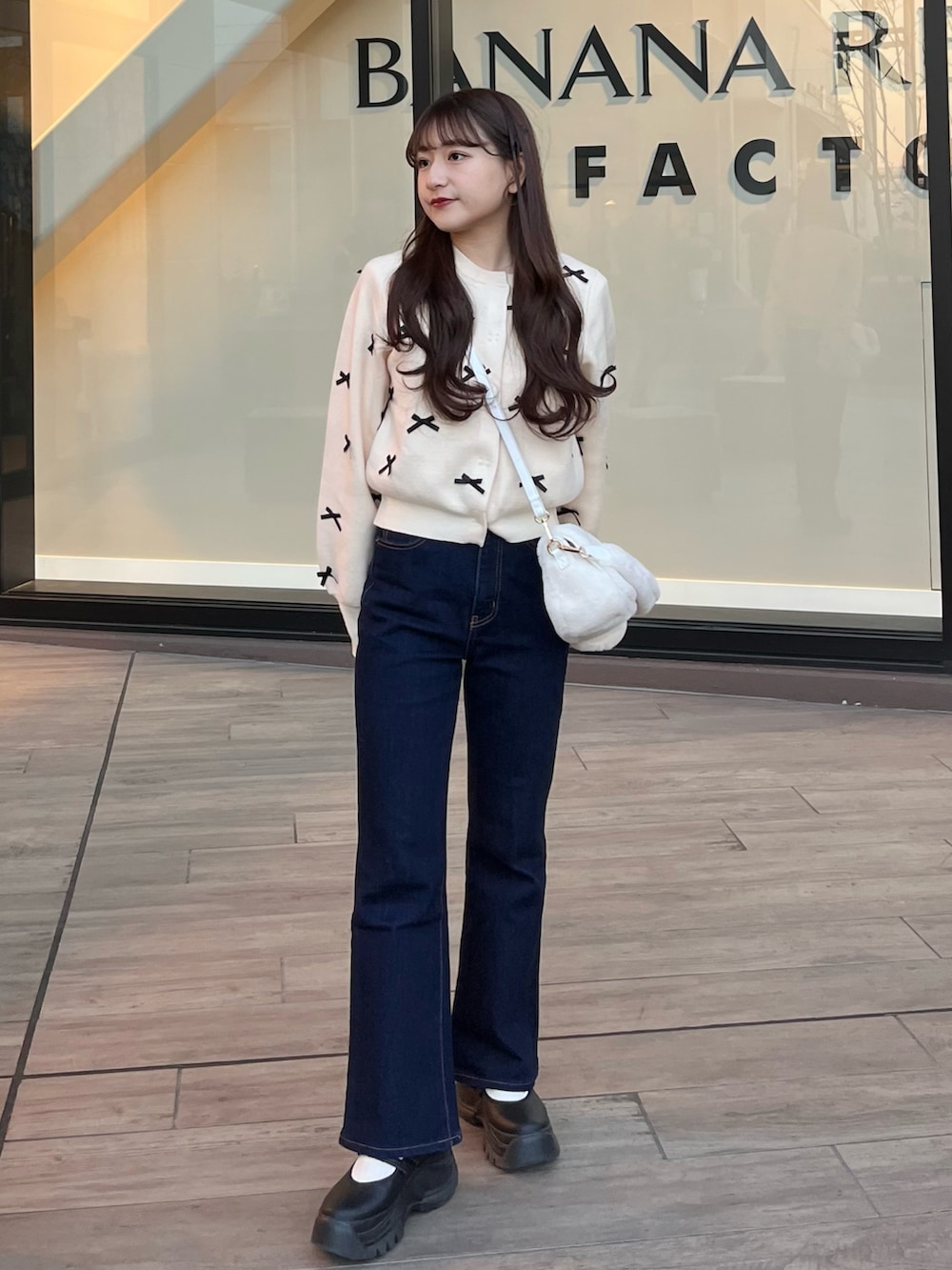 「大人カジュアル、お出かけコーデ、パンツコーデ、大人かわいい、秋冬コーデ、モノトーンコーデ、休日スタイル、冬を彩る色いろコーデ、今日のコーデ、パンツスタイル、冬コーデ、低身長コーデ、ファーバッグ」｜「Chicoの【2サイズ展開/新色追加】ブローチ付ウールショート丈コート（ブルゾン、グレー系）」を使った、miyu Ӧさん（レディース・148cm）の冬コーディネートの4枚目の写真