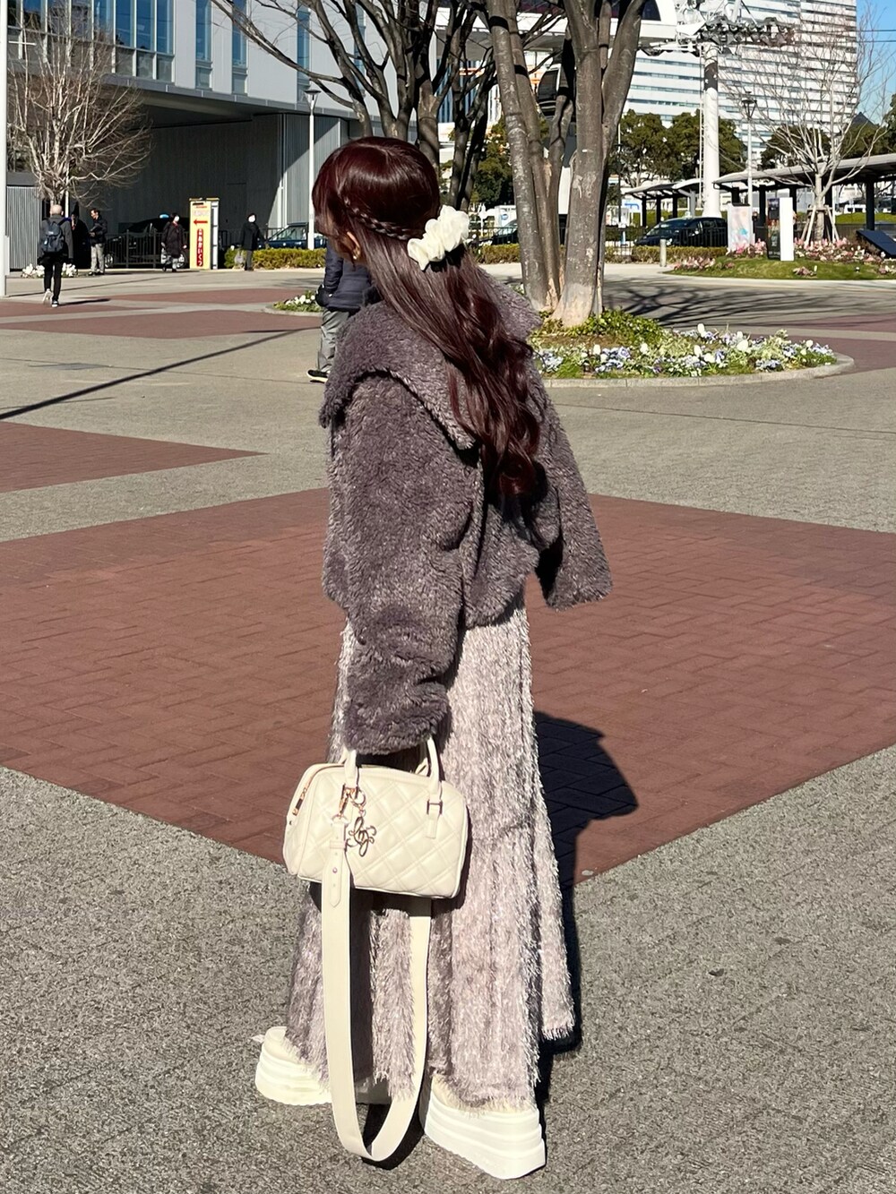 「冬を彩る色いろコーデ、冬ファッション、今日のコーデ、冬のコーデ、冬アウター、ガーリーコーデ、シンプルスタイル、冬服、低身長コーデ、ロングスカート、ダッフルコート、ショートブーツ、厚底ブーツ、キルティングバッグ」｜「sheinのアイテム（ジャケット/アウター、グレー系）」を使った、miyu Ӧさん（レディース・148cm）の冬コーディネートの2枚目の写真