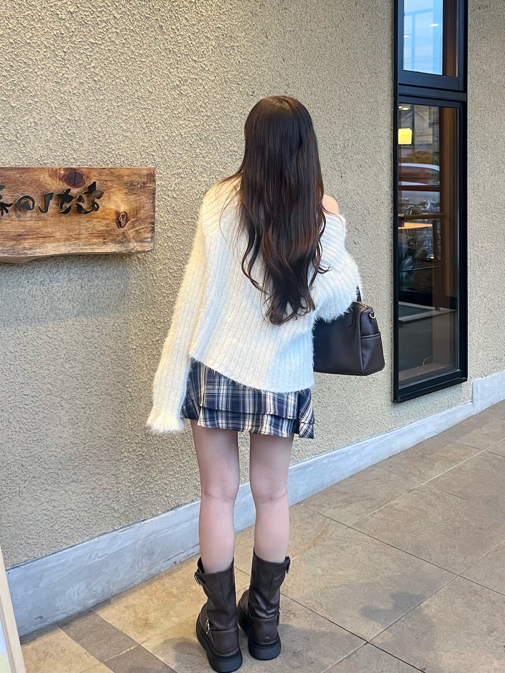 「秋っぽコーデ更新中、淡色コーデ、秋のコーデ、お出かけコーデ、低身長コーデ、シンプルコーデ、厚底ブーツ、秋冬準備はじめました、エンジニアブーツ、ショートブーツ、チェック、ニットコーデ、休日スタイル、今日のコーデ」|「mily biletの【mily bilet】ふんわり映えニット。アシメ襟2WAYオフショル袖フレアシャギーニットプルオーバー(ニット/セーター、ホワイト系)」を使った、miyu Ӧさん(レディース・149cm)の秋コーディネートの2枚目の写真