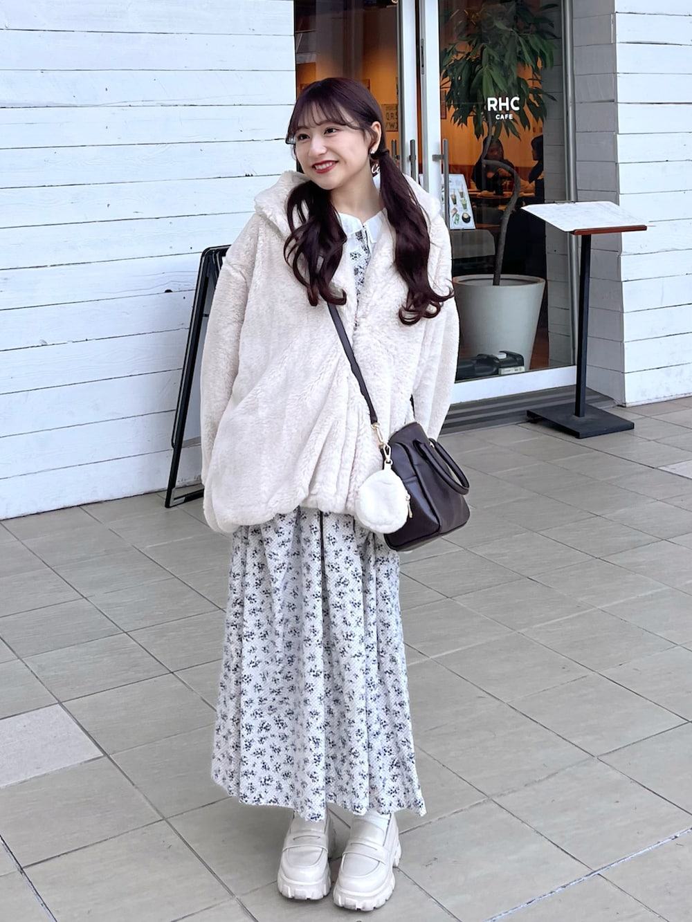 「休日スタイル、シンプルコーデ、春服、デートコーデ、ワンピース、ロングワンピース、淡色コーデ、低身長コーデ、ワンピーススタイル、ガーリーコーデ、ナチュラルガーリー、フレンチガーリー、春コーデ」｜「sheinのアイテム（ワンピース、ホワイト系）」を使った、miyu Ӧさん（レディース・148cm）の冬コーディネートの3枚目の写真