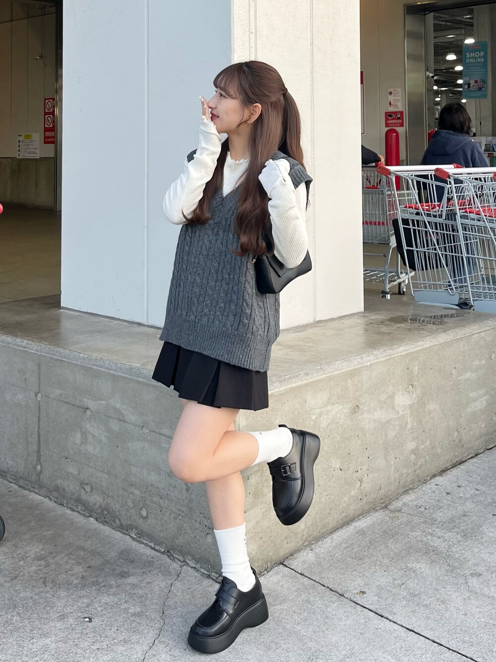 「シンプルコーデ、冬ファッション、淡色コーデ、休日スタイル、おでかけコーデ、ホワイトコーデ、プリーツスカート、今日のコーデ、ニットベスト、アウターコーデ、韓国ファッション、低身長コーデ、冬アウター」｜「mysticの【サイズ展開あり】キルティングフードコート（その他アウター、ホワイト系）」を使った、miyu Ӧさん（レディース・148cm）の冬コーディネートの3枚目の写真
