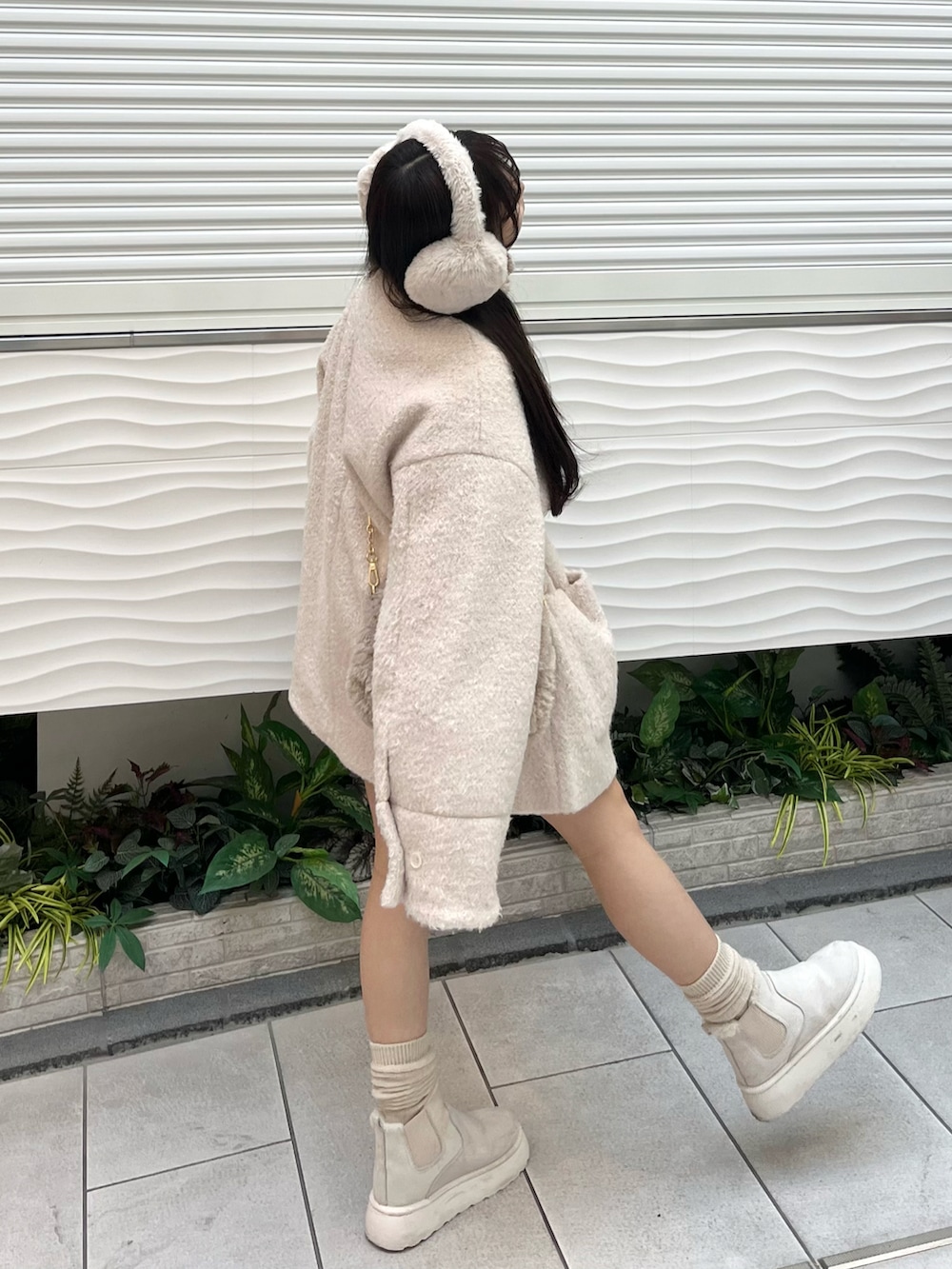 「冬を彩る色いろコーデ、休日スタイル、大人かわいい、お出かけコーデ、ワントーンコーデ、冬アウター、ホワイトコーデ、冬コーデ、ムートンブーツ、ファーバッグ、イヤーマフ」|「Kastaneの【2023AWカタログ掲載/ハイネック/4色展開/WEB限定カラー】ブークレミドルコート(その他アウター、ホワイト系)」を使った、miyu Ӧさん(レディース・148cm)の冬コーディネートの2枚目の写真