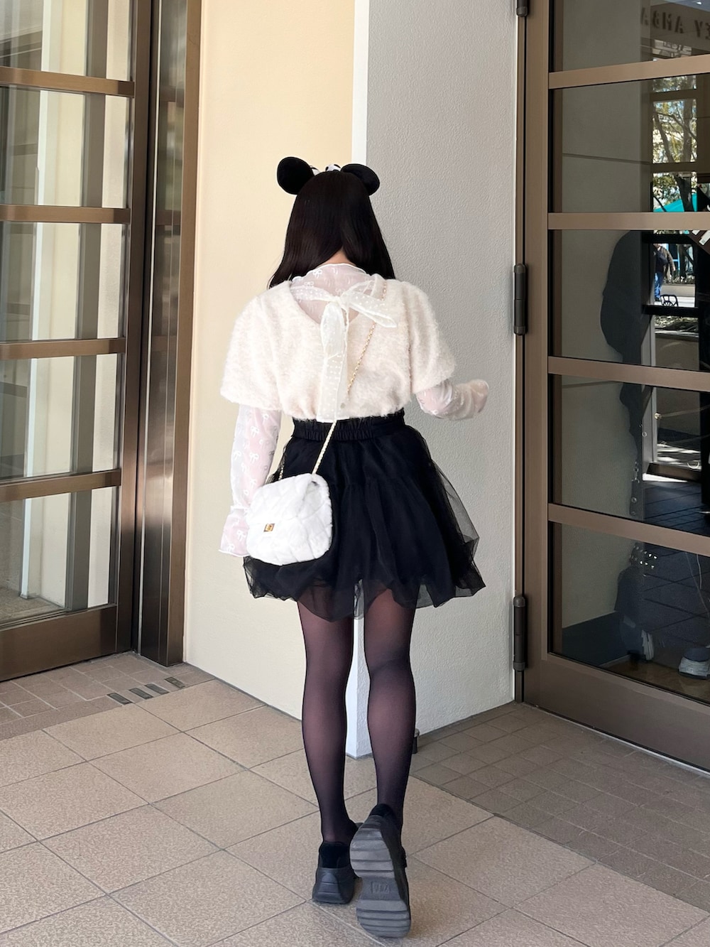 「今日のコーデ、モノトーンコーデ、春コーデ、春服、低身長コーデ、休日スタイル、シンプルコーデ、テーマパークコーデ、ガーリーコーデ、黒タイツ、厚底シューズ、umm.claïr」|「umm.claïrのアイテム(スカート、ブラック系)」を使った、miyu Ӧさん(レディース・149cm)の春コーディネートの2枚目の写真