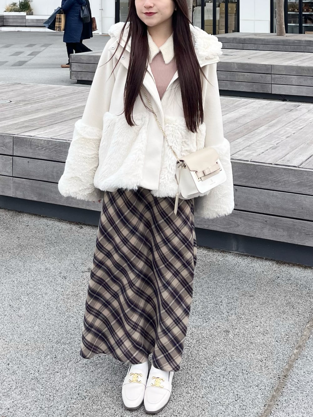 「今日のコーデ、シンプルスタイル、大人かわいい、差し色コーデ、カジュアルガーリー、低身長コーデ、お出かけコーデ、シンプルコーデ、休日スタイル、チェックスカート、アウターコーデ、ファーコート」|「ASTORIA ODIERのリボンブローチ付きフードファー切替コート(その他アウター、ホワイト系)」を使った、miyu Ӧさん(レディース・149cm)の冬コーディネートの2枚目の写真
