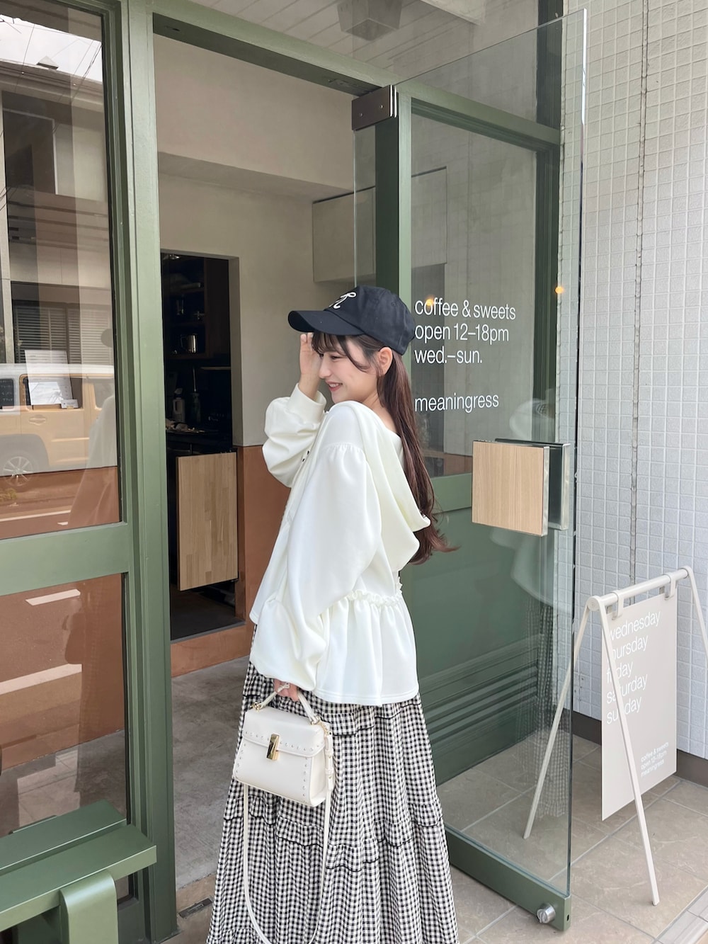 「やっぱり帽子が好き、春夏コーデ、ラフコーデ、低身長女子、リラックススタイル、厚底シューズ、フェミニンコーデ、大人かわいい、夏ファッション、ワンピースコーデ、低身長コーデ、ティアードスカート、キャミワンピ、パーカー、厚底サンダル」|「Alley by w closetの【Alley】ギンガムチェックフリルティアードキャミワンピース(ワンピース、ブラック系)」を使った、miyu Ӧさん(レディース・149cm)の春コーディネートの2枚目の写真