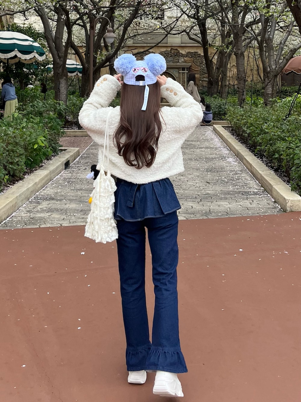 「パンツスタイル、カジュアルガーリー、大人ガーリー、春夏コーデ、低身長コーデ、フレアパンツ、春ファッション、厚底シューズ、デニム、デニムパンツ、今日のコーデ、休日スタイル、春服、トートバッグ、厚底サンダル」|「ZARAのアイテム(カーディガン/ボレロ、ホワイト系)」を使った、miyu Ӧさん(レディース・148cm)の春コーディネートの2枚目の写真