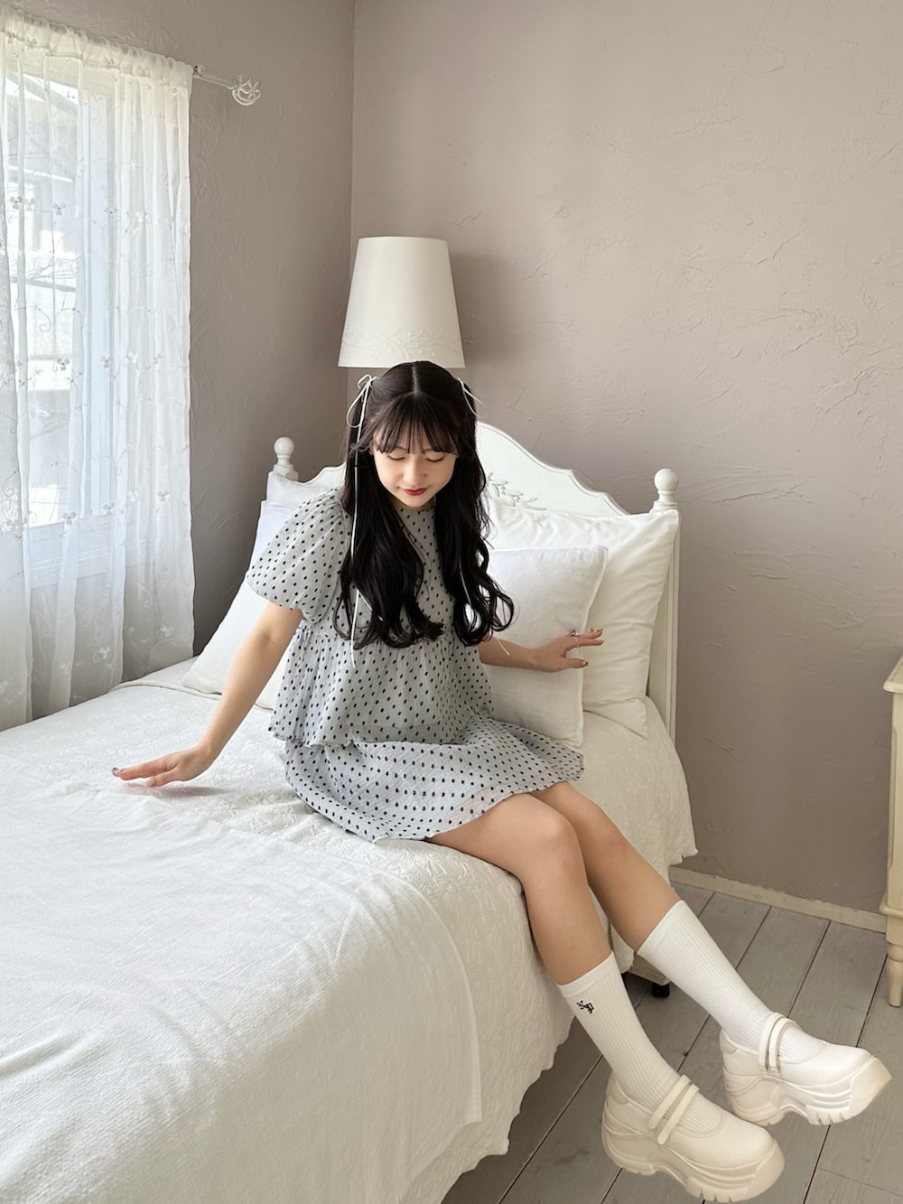 「春のおしゃ見えテクニック、シンプルコーデ、春服みてみて、低身長コーデ、今日のコーデ、淡色コーデ、ぺプラムトップス、淡色女子、キャミワンピ、厚底サンダル、ガーリーコーデ、フレンチガーリー、umm.claïr、パフスリーブ」｜「umm.claïrのアイテム（ワンピース、グレー系）」を使った、miyu Ӧさん（レディース・148cm）の春コーディネートの3枚目の写真
