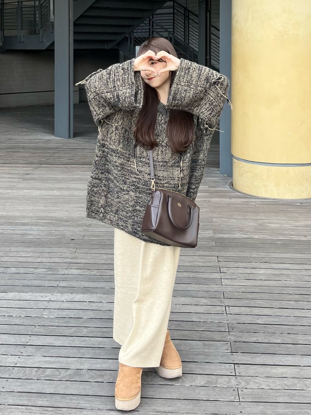 「シンプルコーデ、大人可愛い、今日のコーデ、低身長女子、オーバーサイズ、淡色女子、淡色、淡色コーデ、低身長コーデ、アウターコーデ、ニットスカート、ムートンブーツ、ニット、ボストンバッグ」|「RiLiのアイテム(バッグ、ブラウン系)」を使った、miyu Ӧさん(レディース・148cm)の冬コーディネートの2枚目の写真
