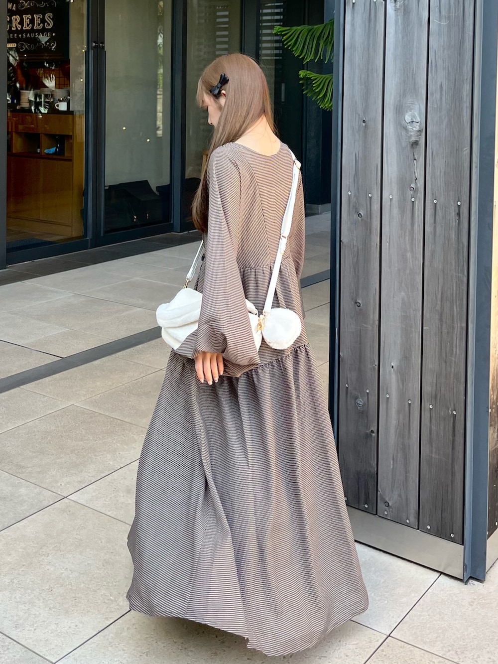 「秋コーデ、おでかけコーデ、淡色女子、低身長コーデ、秋服、大人ガーリー、チェック、チェック柄に恋してる、ロングワンピース、ファー小物、ブラウンコーデ、ワンピース、休日スタイル、シンプルコーデ、ブラウン」|「mysticの長袖ドロストギャザーワンピース(ワンピース、ブラウン系)」を使った、miyu Ӧさん(レディース・148cm)の秋コーディネートの2枚目の写真