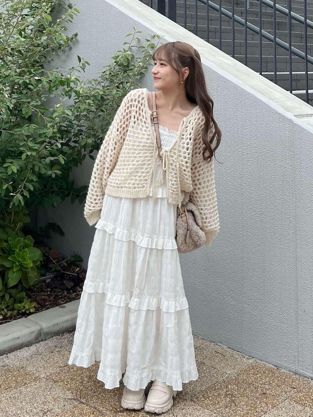 「秋服まるっと大公開、休日コーデ、大人ガーリー、淡色コーデ、秋先取りコーデ、ニットコーデ、秋コーデ、秋冬コーデ、秋服準備はじめました、淡色女子、低身長コーデ、ローファー、ファー小物、ファーバッグ」|「archivesの2wayテープヤーンメッシュニット(ニット/セーター、ホワイト系)」を使った、miyu Ӧさん(レディース・148cm)の秋コーディネートの2枚目の写真