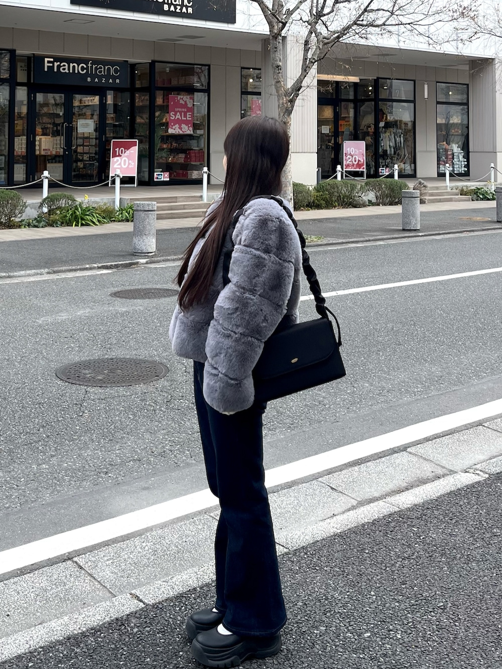 「今日のコーデ、冬コーデ、カジュアルガーリー、デニムパンツ、ファーコート、低身長コーデ、休日スタイル、シンプルコーデ、厚底サンダル、パンツスタイル、umm.claïr」｜「by muni:rのファーショートジャケット（ノーカラージャケット、グレー系）」を使った、miyu Ӧさん（レディース・149cm）の冬コーディネートの3枚目の写真