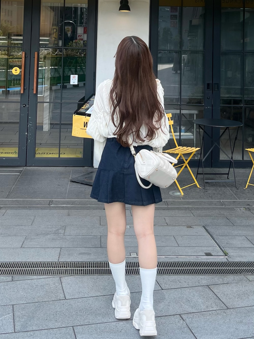 「お出かけコーデ、シアートップス、春夏コーデ、低身長女子、休日スタイル、春服、カジュアルガーリー、シンプルコーデ、デニム、ブラウス、低身長コーデ、淡色コーデ、ボストンバッグ、厚底サンダル、春服みてみて」|「one after another NICE CLAUPのハイネックインナーセットチュールブラウス 2023SS(シャツ/ブラウス、ホワイト系)」を使った、miyu Ӧさん(レディース・148cm)の春コーディネートの2枚目の写真