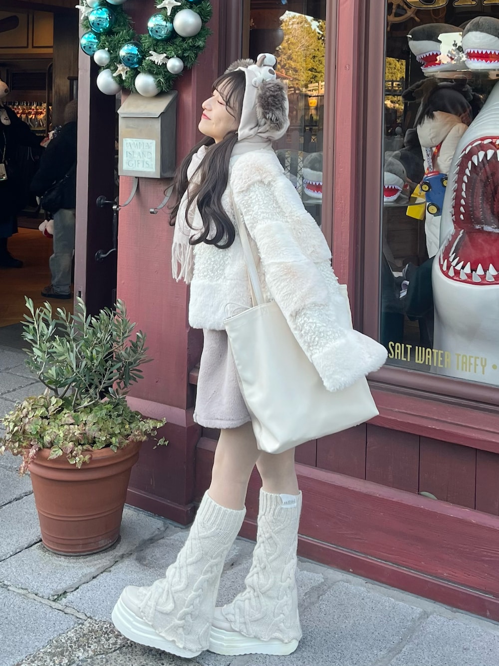 「冬を彩る色いろコーデ、低身長コーデ、ワンピーススタイル、おでかけコーデ、大人ガーリー、ホワイトコーデ、テーマパーク、厚底ブーツ、ファーコート、フレンチガーリー、レッグウォーマー」|「FURFURの【限定カラー】エコファーミックスブルゾン(ノーカラージャケット、ホワイト系)」を使った、miyu Ӧさん(レディース・148cm)の冬コーディネートの2枚目の写真