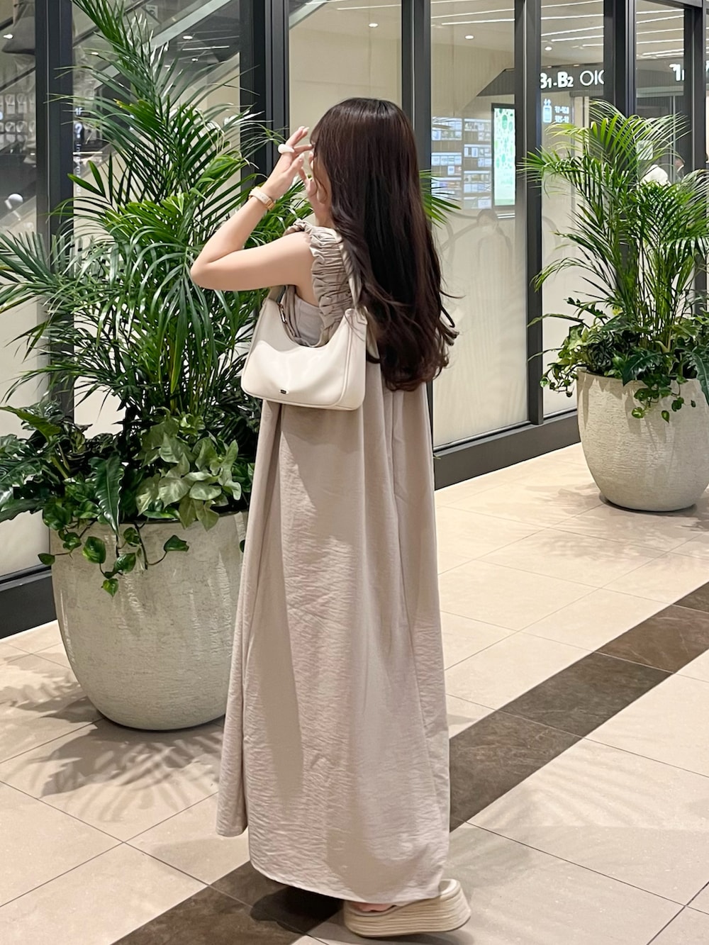 「休日スタイル、おでかけコーデ、シンプルスタイル、オトナカワイイ、ワンピース、大人ガーリー、キャミワンピース、ワンピーススタイル、低身長コーデ、淡色コーデ、ナチュラルガーリー」|「Chicoのポーチ付き2wayラウンドショルダー(ショルダーバッグ、ホワイト系)」を使った、miyu Ӧさん(レディース・148cm)の夏コーディネートの2枚目の写真