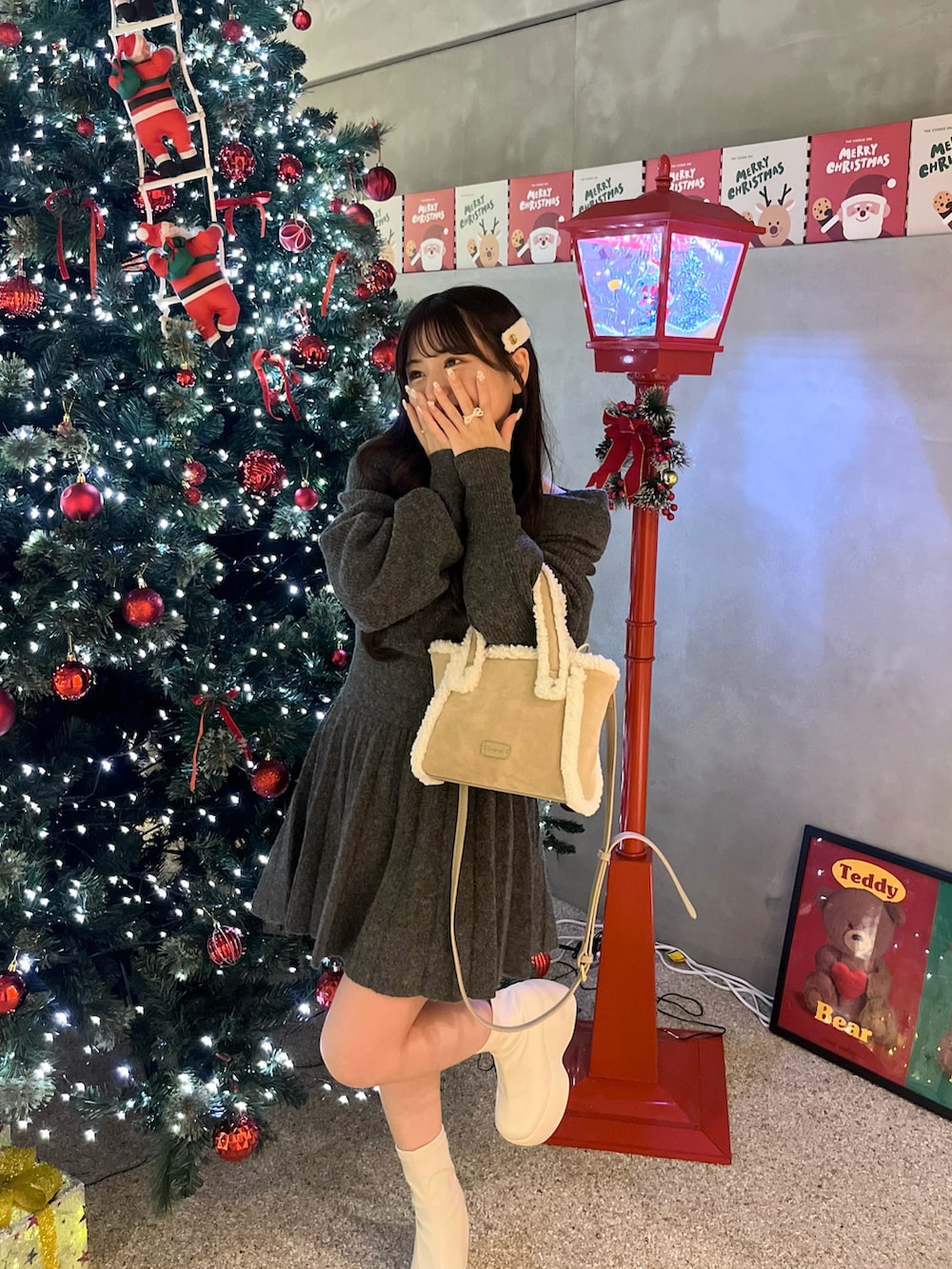 「最近のいい感じコーデ、秋冬コーデ、オトナカワイイ、ガーリーコーデ、大人ガーリー、クリスマスに着たい服、ワンピ―ス、ニットワンピース、シンプルコーデ、休日スタイル、今日のコーデ、デートコーデ、ムートンバッグ、ショートブーツ、GRL」|「NOMAEのリボンオフショルニットミニワンピース(ワンピース、グレー系)」を使った、miyu Ӧさん(レディース・149cm)の冬コーディネートの2枚目の写真