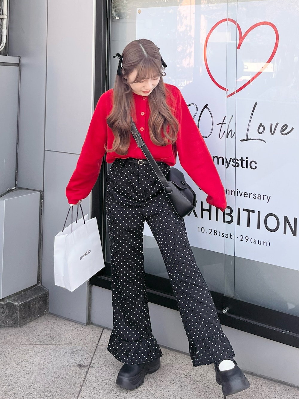 「休日スタイル、低身長コーデ、お出かけコーデ、大人かわいい、カジュアルガーリー、パンツコーデ、パンツスタイル、カラー×コーデ、ガーリーコーデ、秋コーデ、秋冬コーデ、カーディガン」｜「mysticの[mline]ポケットチビカーディガン（カーディガン/ボレロ、レッド系）」を使った、miyu Ӧさん（レディース・148cm）の秋コーディネートの2枚目の写真
