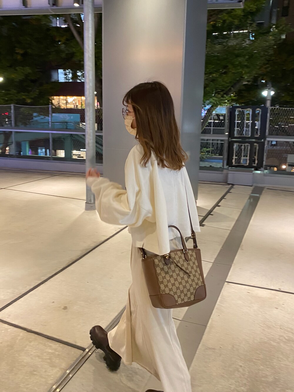 「スウェット、ブーツ、ワントーンコーデ、ナチュラル、ショートブーツ、休日スタイル、カジュアルコーデ、低身長コーデ、オトナカジュアル、スクエアバッグ、ボリューム袖」｜「Chicoのショート丈デカロゴカレッジスウェット（スウェット、ホワイト系）」を使った、miyu Ӧさん（レディース・148cm）の秋コーディネートの4枚目の写真