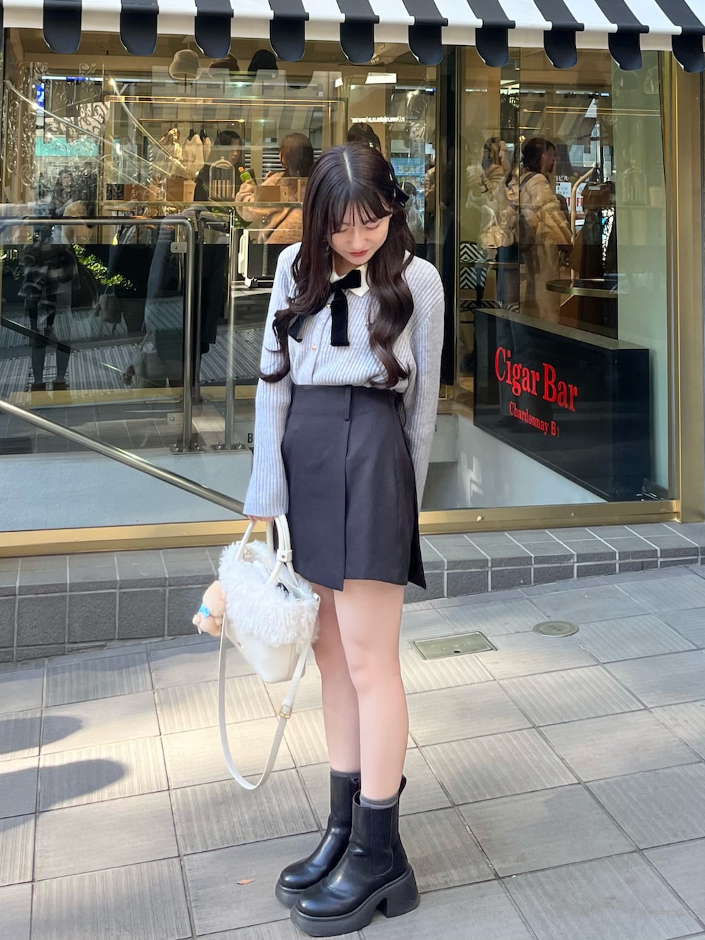 「最近のいい感じコーデ、クリスマスに着たい服、休日スタイル、マイベストコーデ2024、大人かわいい、ニットカーディガン、厚底ブーツ、あざとかわいい、miu系穿搭、低身長コーデ、韓国ファッション、シンプルコーデ、今日のコーデ、ファーバッグ、冬服」｜「sheinのアイテム（カーディガン/ボレロ、グレー系）」を使った、miyu Ӧさん（レディース・149cm）の冬コーディネートの2枚目の写真