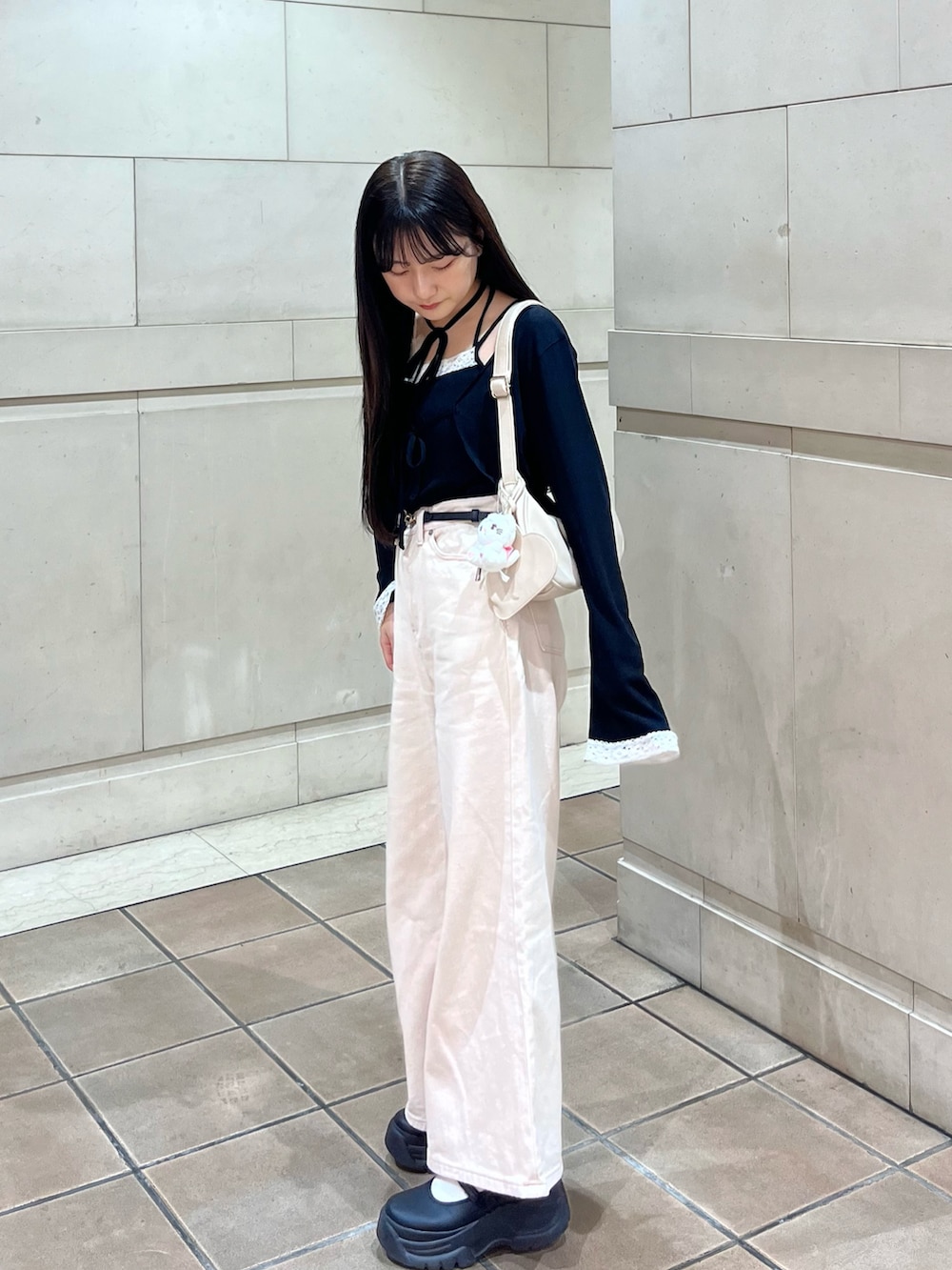 「秋コーデ、シンプルスタイル、今日のコーデ、パンツスタイル、大人ガーリー、厚底シューズ、カジュアルコーデ、デニムパンツ、カジュアルガーリー、淡色コーデ、シンプルコーデ、低身長コーデ、休日スタイル、秋服、秋服準備はじめました」|「mysticの【2色展開】ツイルカラーパンツ(デニムパンツ、ピンク系)」を使った、miyu Ӧさん(レディース・149cm)の秋コーディネートの2枚目の写真