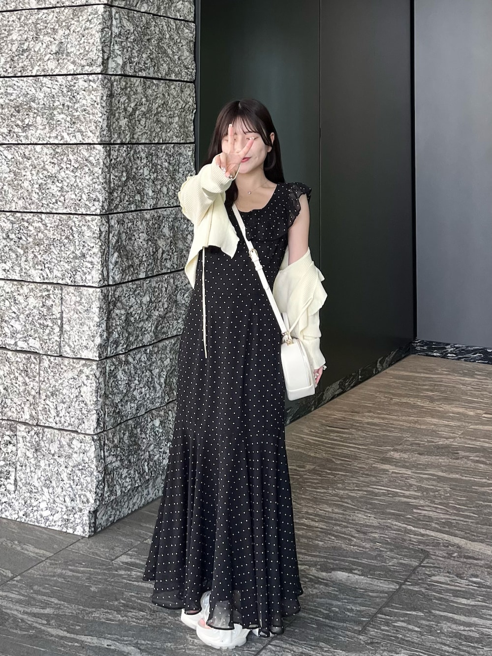 「今日のコーデ、おでかけコーデ、夏服、ガーリーコーデ、イエロー、ノースリーブ、低身長コーデ、カラーコーデ、夏コーデ、ワンピース、休日スタイル、大人かわいい」|「SAISON DE PAPILLONのドットシフォンロング丈ワンピース(ワンピース、ブラック系)」を使った、miyu Ӧさん(レディース・149cm)の春コーディネートの2枚目の写真