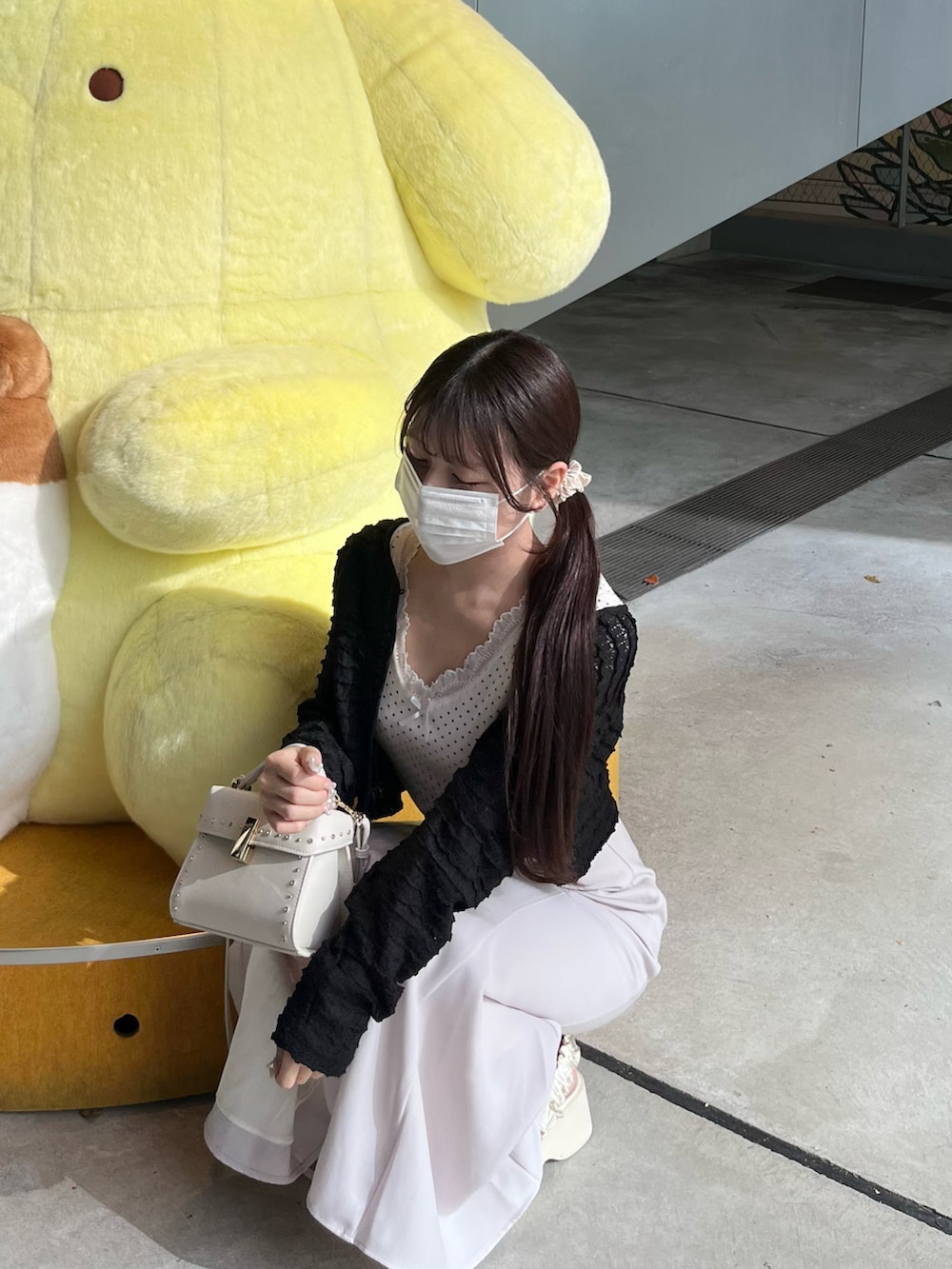 「モノトーン、お出かけコーデ、低身長女子、スカートコーデ、大人ガーリー、フェミニンコーデ、ガーリーコーデ、休日スタイル、低身長コーデ、今日のコーデ、春コーデ、夏コーデ、カーディガン、マーメイドスカート、厚底サンダル」｜「umm.claïrのアイテム（カーディガン/ボレロ、ブラック系）」を使った、miyu Ӧさん（レディース・149cm）の春コーディネートの2枚目の写真