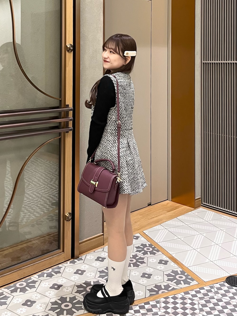 「おでかけコーデ、冬のコーデ、大人かわいい、スカートスタイル、ワンピースコーデ、オトナガーリー、ぺプラムトップス、ペプラムワンピース、GRL、フレンチガーリー、ガーリーコーデ、モノトーンコーデ、ファー小物」｜「one after another NICE CLAUPのふわふわな肌触りで軽い着心地。ファーショートコート（その他アウター、ホワイト系）」を使った、miyu Ӧさん（レディース・148cm）の冬コーディネートの3枚目の写真