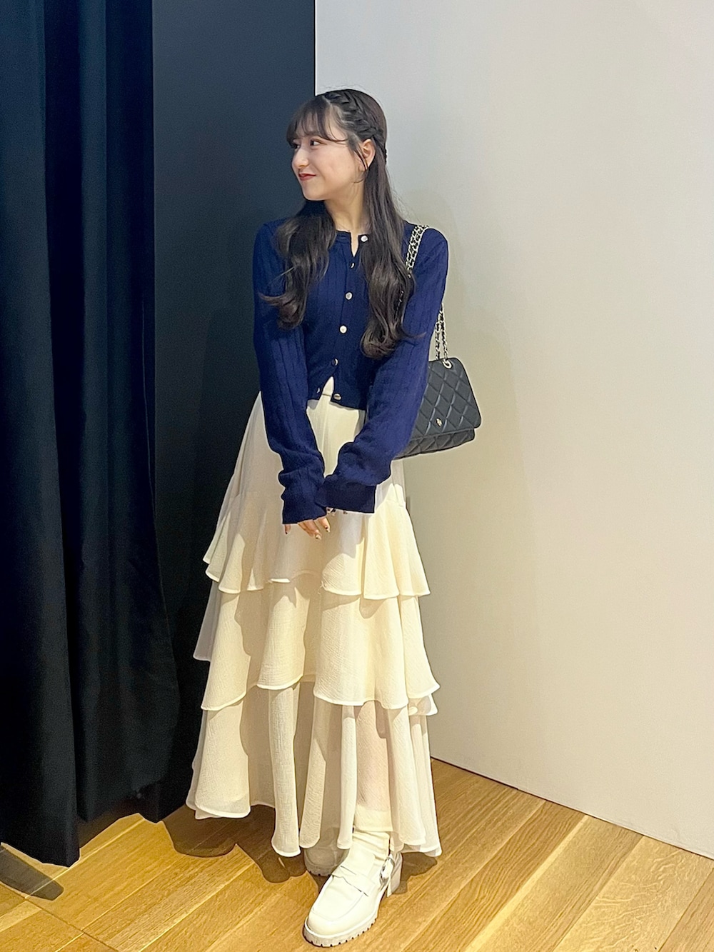 「春のNewスタイル、大人かわいい、きれいめコーディネート、低身長コーデ、フレンチガーリー、大人可愛い、ブルーコーデ、ロングスカート、春コーデ、春服みてみて、春服、今日のコーデ、休日スタイル」|「Chicoのイレヘムティアードスカート(スカート、ホワイト系)」を使った、miyu Ӧさん(レディース・148cm)の春コーディネートの2枚目の写真