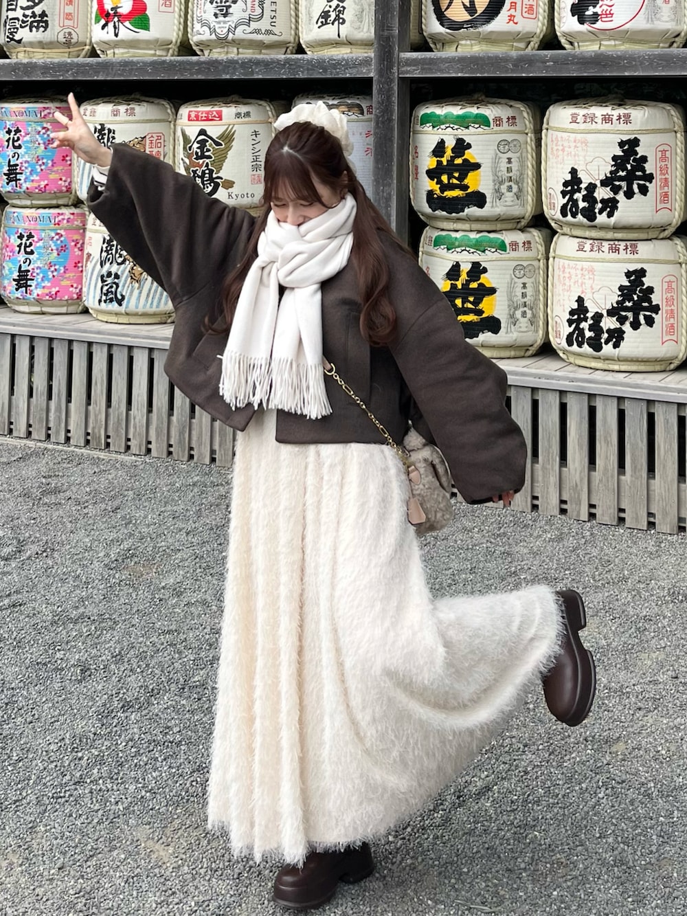 「休日スタイル、お出かけコーデ、シンプルコーデ、オトナカワイイ、低身長コーデ、春ファッション、ホワイトコーデ、淡色コーデ、ワントーンコーデ、キャミワンピ、おでかけコーデ、ファーバッグ」|「LILY BROWNの3wayキャミドレス(ワンピース、ホワイト系)」を使った、miyu Ӧさん(レディース・148cm)の冬コーディネートの2枚目の写真
