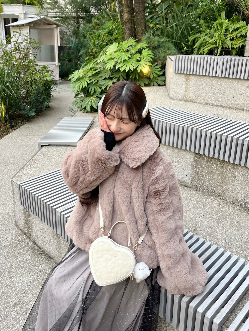 「休日スタイル、大人ガーリー、ブラックコーデ、大人かわいい、今日のコーデ、きれいめコーデ、低身長コーデ、ワンピーススタイル、ロングワンピース、キレイめコーデ、ワンピース」|「RESEXXYのシャイニーフレアワンピース(ワンピース、ブラック系)」を使った、miyu Ӧさん(レディース・149cm)の冬コーディネートの2枚目の写真