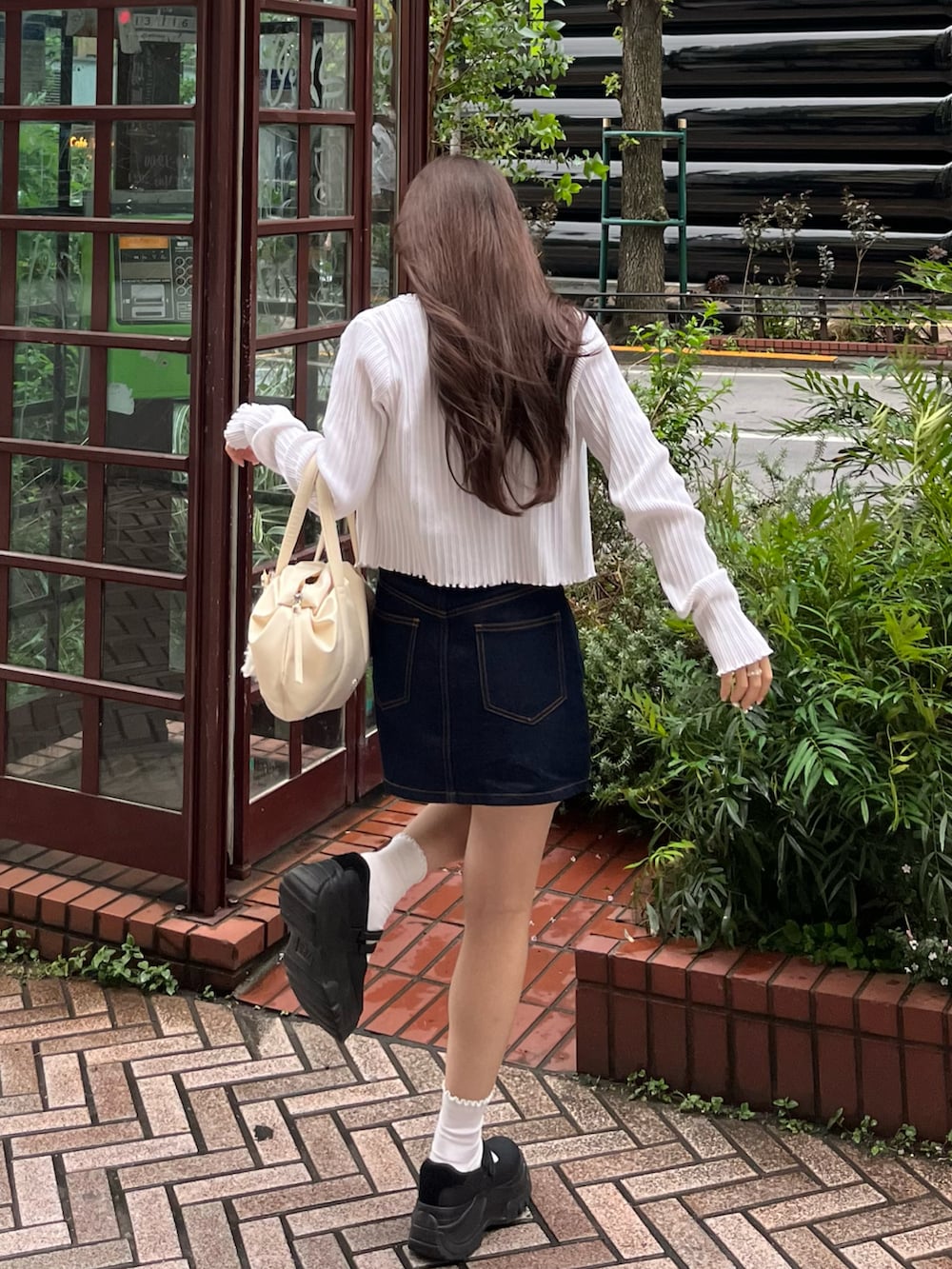「フリル、シンプルコーデ、夏服、スカートスタイル、春服コーデ、今日のコーデ、休日スタイル、厚底サンダル、フェススタイル、タイトスカート、デニム」|「Alley by w closetの【Alley】ロゴ刺しゅうリブカーディガン(カーディガン/ボレロ、ホワイト系)」を使った、miyu Ӧさん(レディース・148cm)の春コーディネートの2枚目の写真