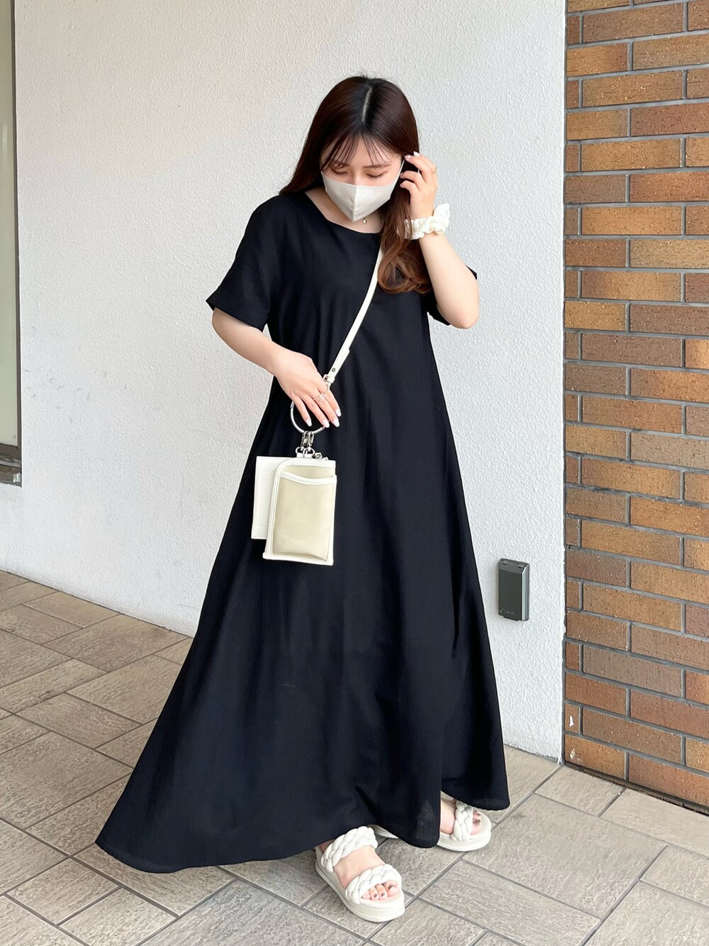 「ゆるコーデ、ラクチンコーデ、夏コーデ、春コーデ、ワントーンコーデ、モノトーンコーデ、ミニバッグ、ワンピース、休日スタイル、シンプルコーデ」|「mysticのマルチWAYチャームBAG(ショルダーバッグ、ベージュ系)」を使った、miyu Ӧさん(レディース・148cm)の春コーディネートの2枚目の写真