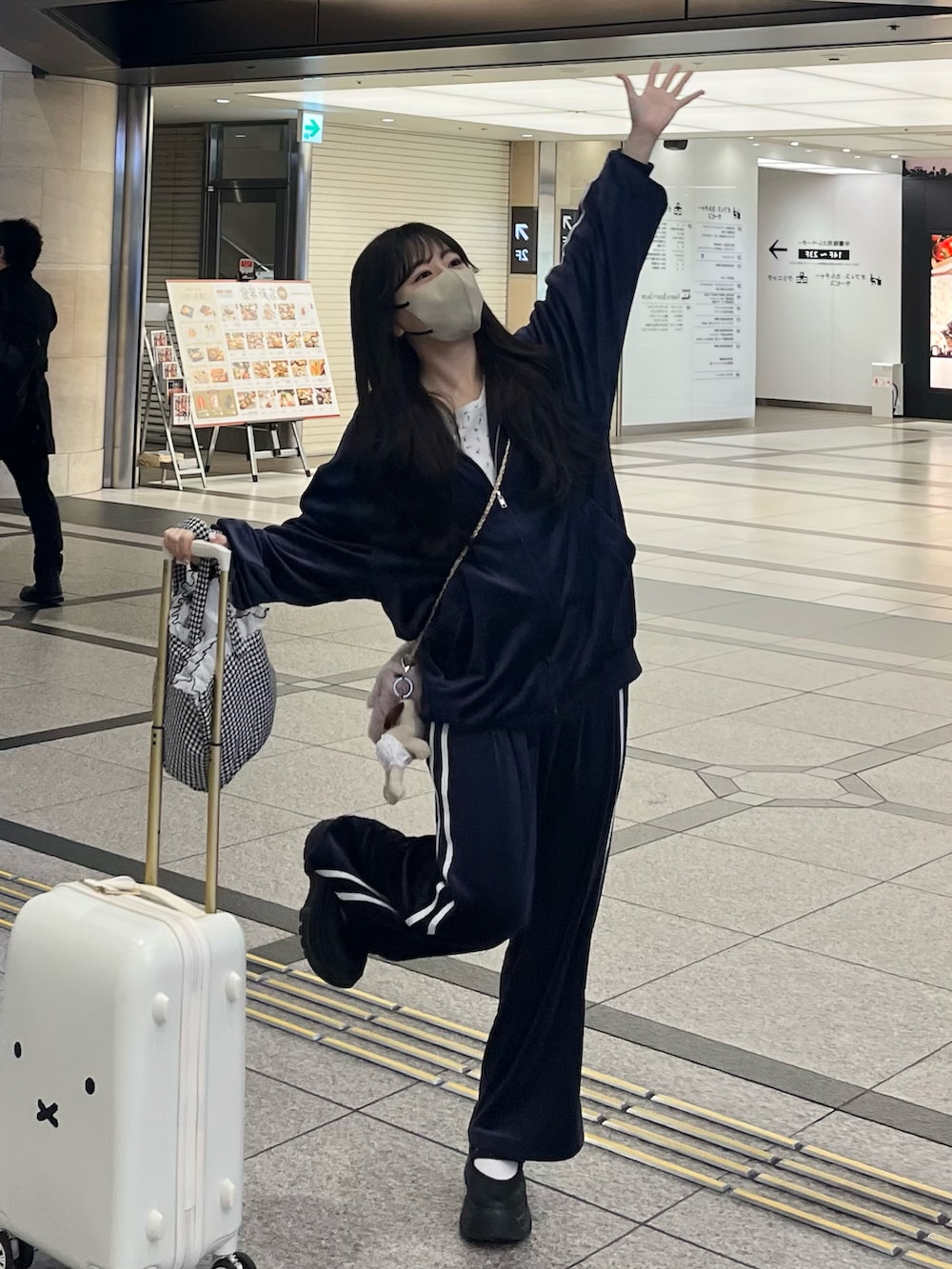 「ゆったりコーデ、休日スタイル、スウェットコーデ、セットアップ、ゆるコーデ、パンツスタイル、低身長コーデ、ガジュアルコーデ、パーカーコーデ、休日コーデ、お出かけコーデ、おうちファッション」｜「merry jennyのflowerメローサーマルtops（Tシャツ/カットソー、ピンク系）」を使った、miyu Ӧさん（レディース・148cm）の冬コーディネートの2枚目の写真