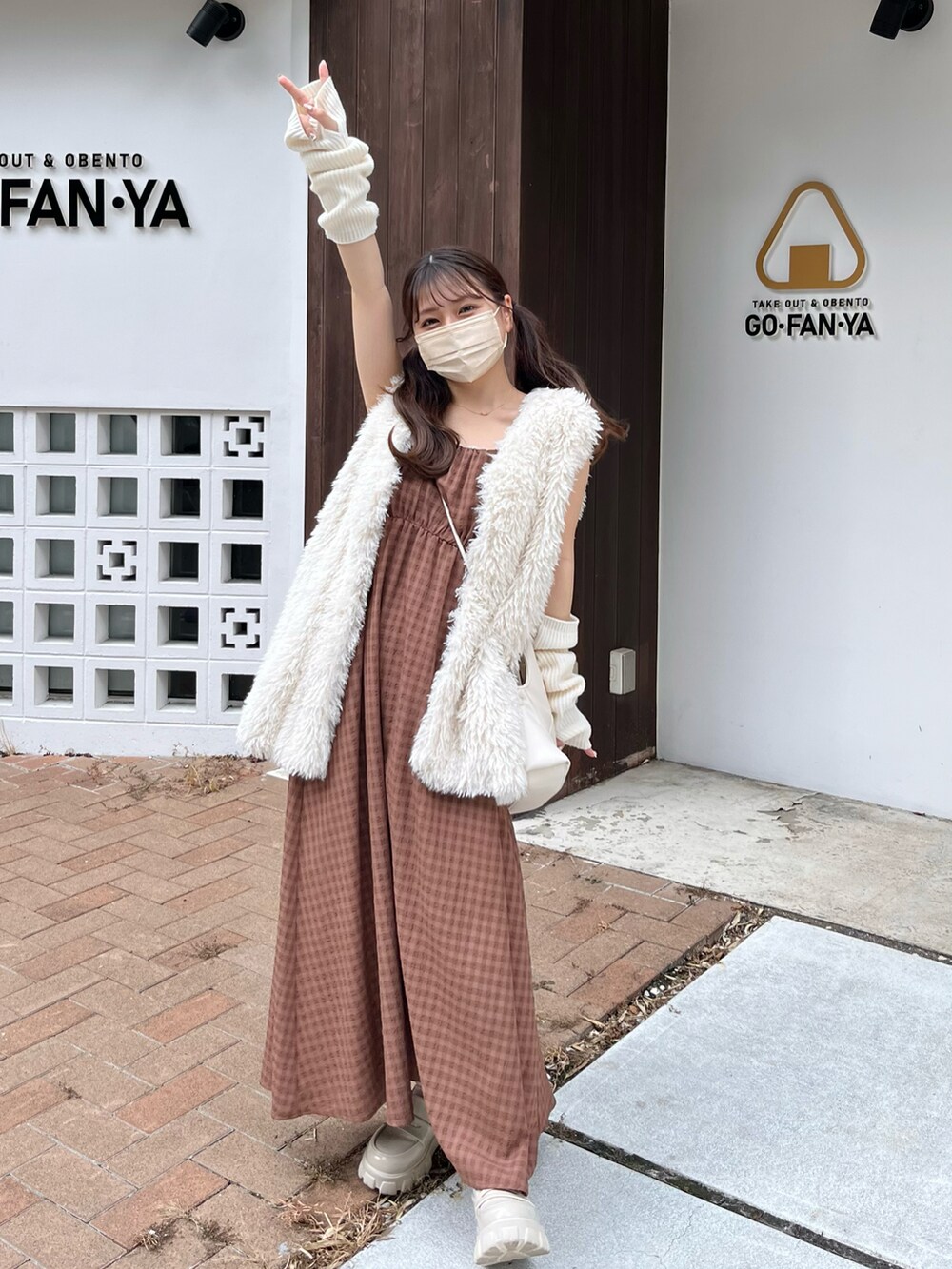 「秋先取りコーデ、休日スタイル、休日コーデ、秋冬コーデ、オトナカワイイ、ワンピースコーデ、淡色女子、ナチュラルガーリー、ファーベスト、ファー小物、アームウォーマー、チェック」｜「archivesのギャザーフレアキャミワンピース（ワンピース、ブラウン系）」を使った、miyu Ӧさん（レディース・148cm）の秋コーディネートの2枚目の写真