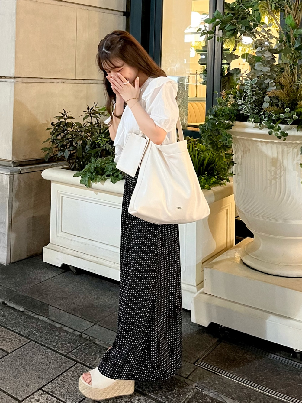 「真夏のアクティブスタイル、大人コーデ、シンプルコーデ、ワイドパンツ、パンツコーデ、モノトーンコーデ、厚底シューズ、snidel、GRL」|「SNIDELのアイテム(パンツ、ブラック系)」を使った、miyu Ӧさん(レディース・148cm)の夏コーディネートの2枚目の写真