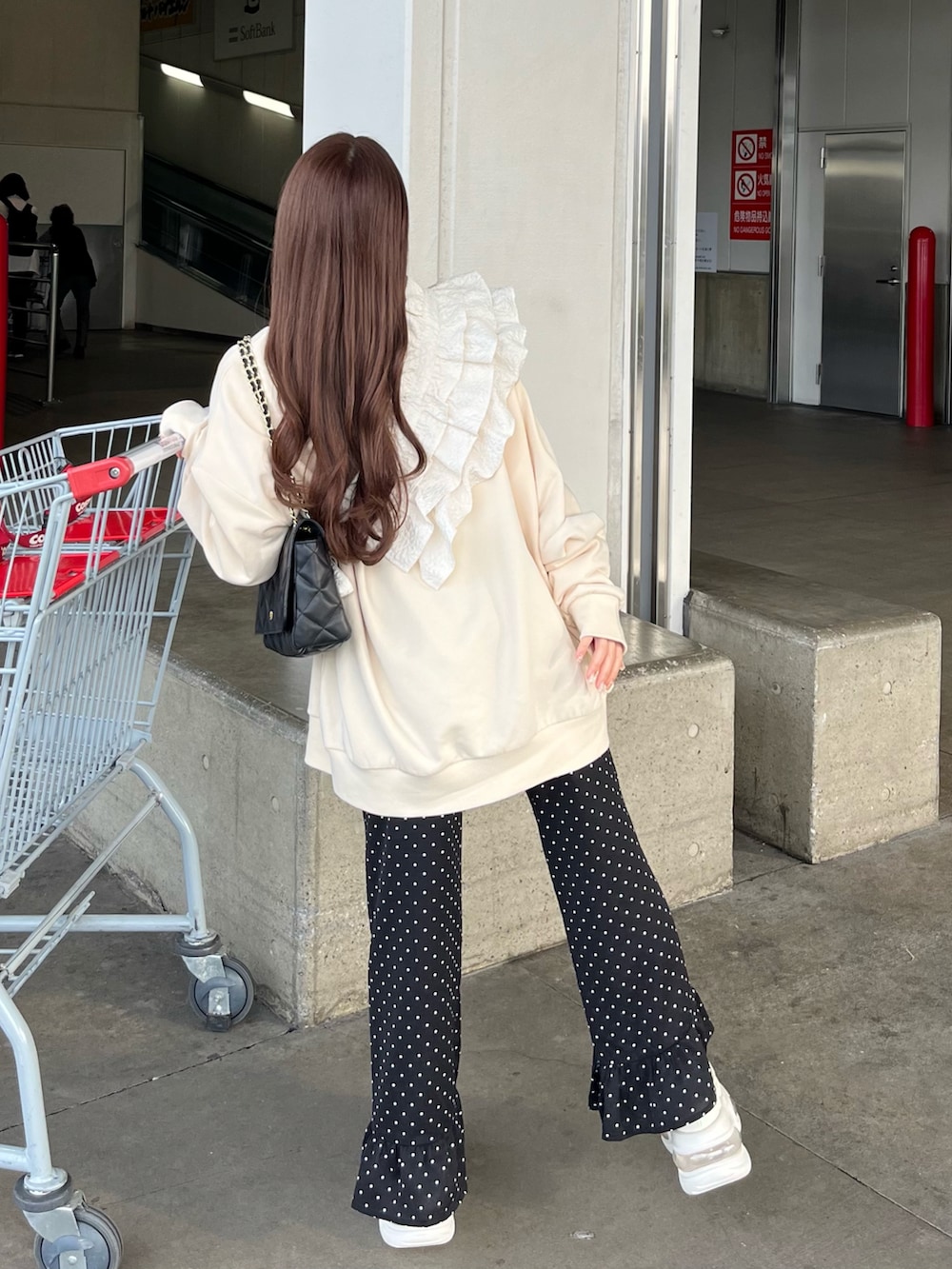 「春コーデ、休日スタイル、お出かけコーデ、春服、スニーカーコーデ、今日のコーデ、大人ガーリー、パンツコーデ、春服みてみて、ナチュラルガーリー、スウェット、低身長コーデ、umm.claïr、パンツスタイル、厚底シューズ」｜「umm.claïrのアイテム（スウェット、ホワイト系）」を使った、miyu Ӧさん（レディース・148cm）の冬コーディネートの3枚目の写真