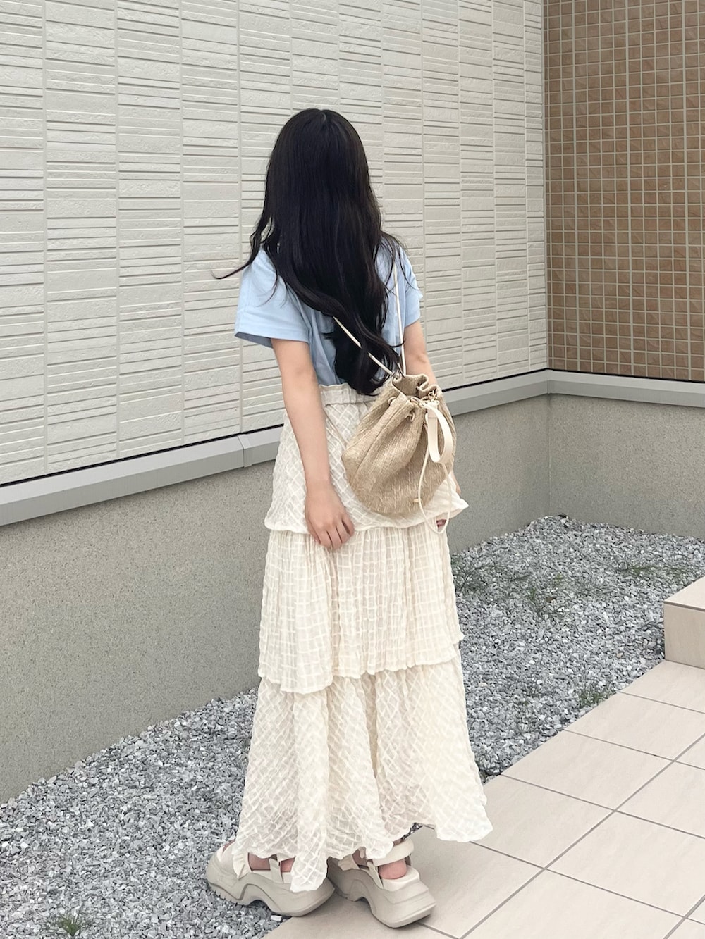 「このスタイルがお気に入り、休日スタイル、休日コーデ、おでかけコーデ、大人かわいい、大人ガーリー、低身長コーデ、ティアードスカート、オトナカワイイ、Tシャツ、シンプルコーデ、夏コーデ、夏だ！Tシャツ着よう！」｜「merry jennyのcheckシアーテイアードスカート（スカート、ホワイト系）」を使った、miyu Ӧさん（レディース・148cm）の夏コーディネートの2枚目の写真