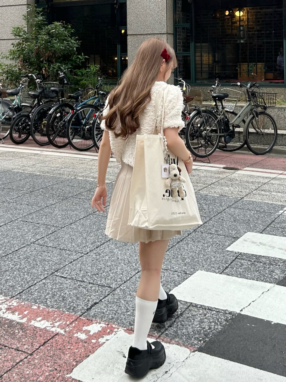 「秋服コーデ、休日スタイル、今日のコーデ、休日コーデ、秋のマイ旬スタイル、大人ガーリー、低身長コーデ、プリーツスカート、淡色コーデ、フレンチガーリー、秋服、ZARA、トートバッグ、ベージュ」|「GRLのアイテム(カーディガン/ボレロ、ホワイト系)」を使った、miyu Ӧさん(レディース・148cm)の秋コーディネートの2枚目の写真