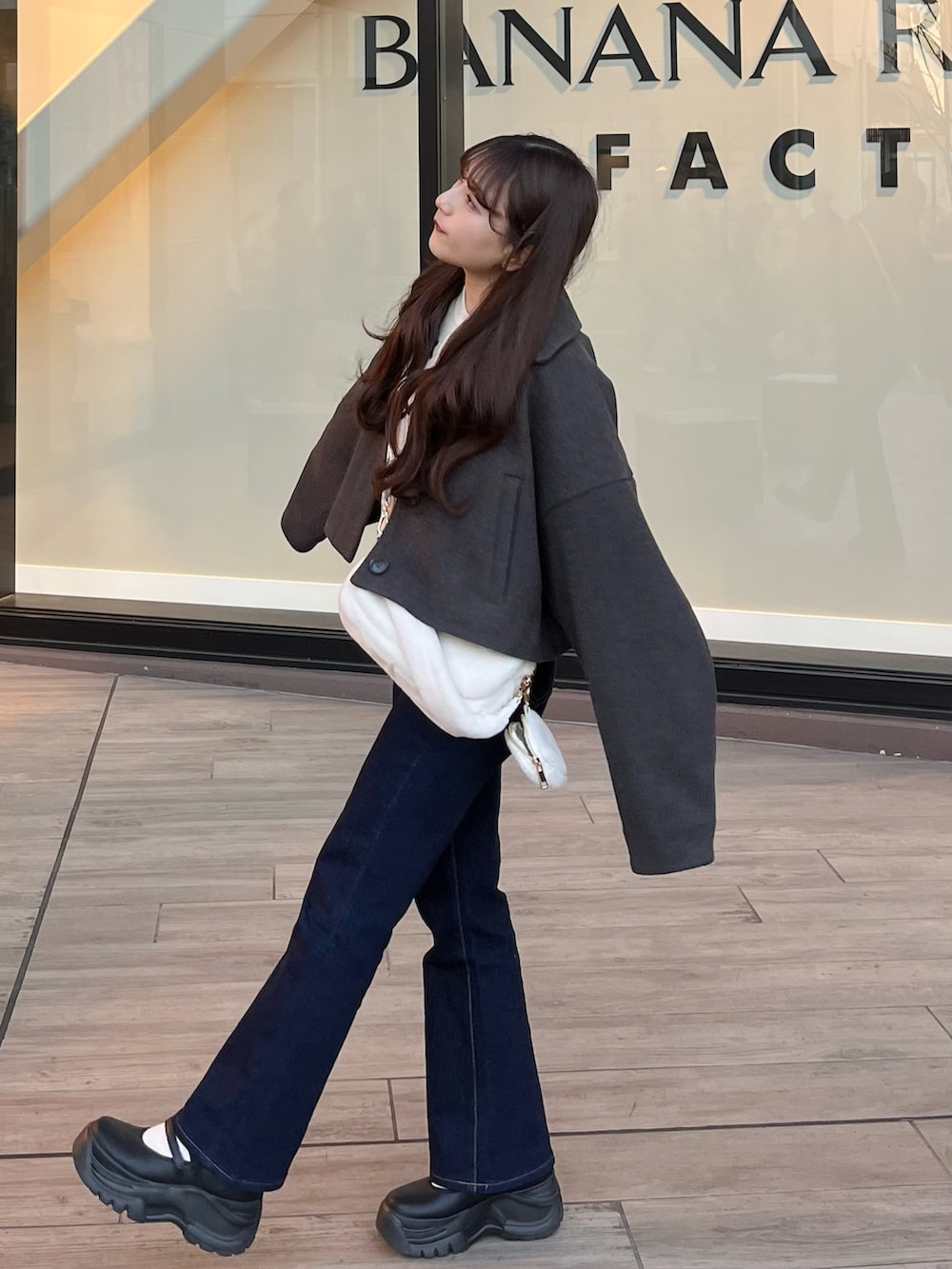 「大人カジュアル、お出かけコーデ、パンツコーデ、大人かわいい、秋冬コーデ、モノトーンコーデ、休日スタイル、冬を彩る色いろコーデ、今日のコーデ、パンツスタイル、冬コーデ、低身長コーデ、ファーバッグ」｜「Chicoの【2サイズ展開/新色追加】ブローチ付ウールショート丈コート（ブルゾン、グレー系）」を使った、miyu Ӧさん（レディース・148cm）の冬コーディネートの2枚目の写真
