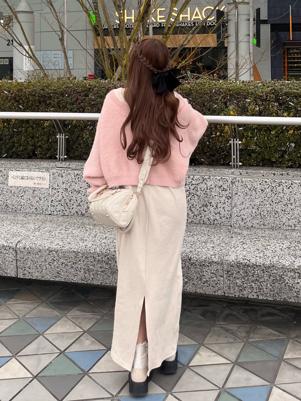 「春ファッション、シンプルスタイル、低身長コーデ、春カラー、スカートスタイル、休日コーデ、お出かけコーデ、ボストンバッグ、ニットワンピース、ワンピーススタイル、大人ガーリー、フェミニン」｜「mlineの[mline]ロゴショートニット（ニット/セーター、ピンク系）」を使った、miyu Ӧさん（レディース・148cm）の春コーディネートの2枚目の写真