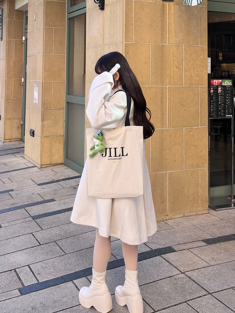 「淡色コーデ、冬アウター、冬服、お出かけコーデ、ワントーンコーデ、オトナカワイイ、シンプルスタイル、アウター、ショートブーツ、厚底ブーツ、トートバッグ、低身長コーデ、ガーリーコーデ」|「Chicoの【2サイズ展開】ブローチ付ウールフレアコート(ステンカラーコート、ホワイト系)」を使った、miyu Ӧさん(レディース・149cm)の冬コーディネートの2枚目の写真