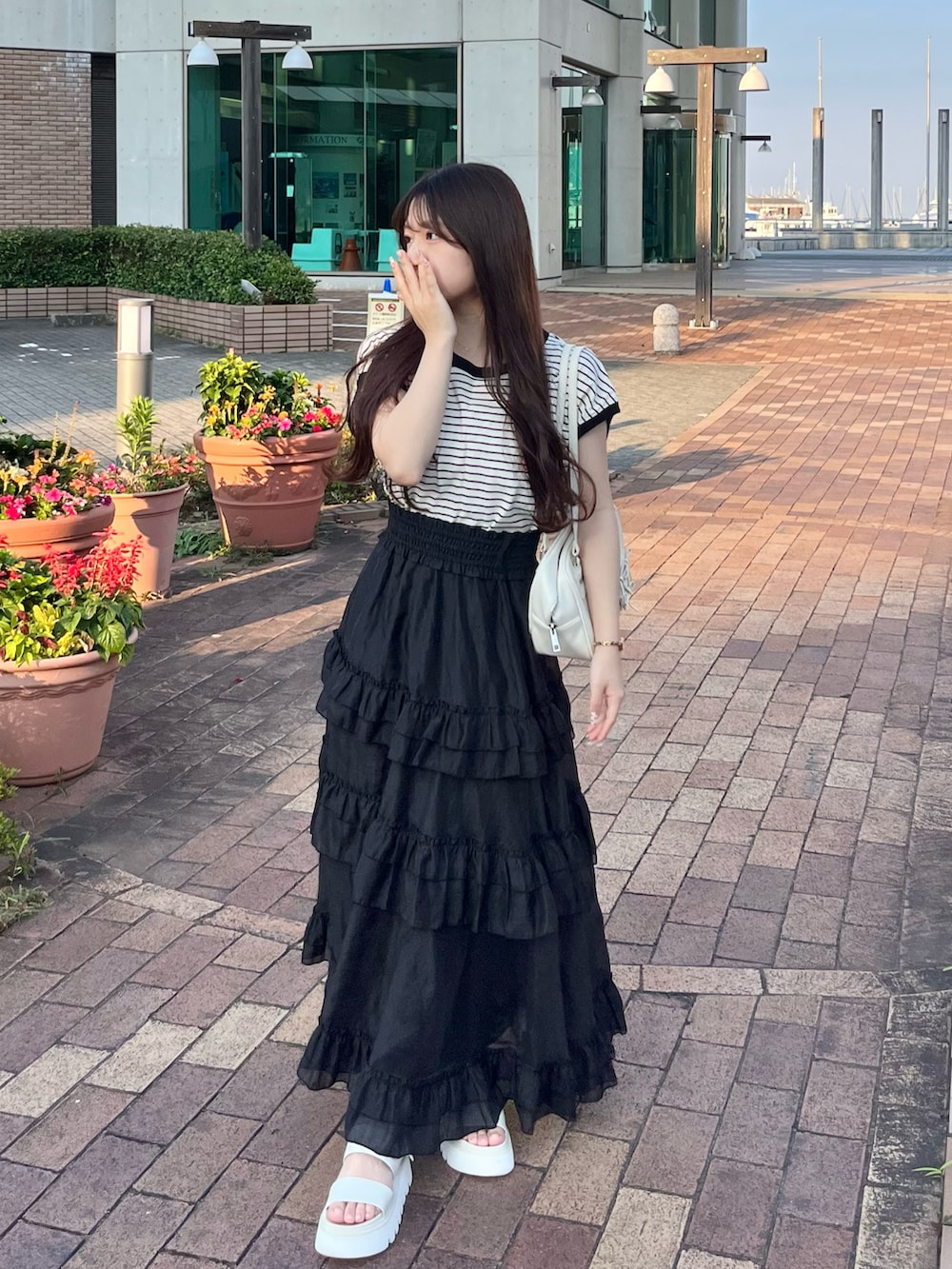「休日スタイル、夏服、シンプルコーデ、大人かわいい、夏コーデ、厚底サンダル、モノトーンコーデ、今日のコーデ、低身長コーデ、カジュアルガーリー、スカートスタイル」|「GRLのアイテム(スカート、ブラック系)」を使った、miyu Ӧさん(レディース・148cm)の夏コーディネートの2枚目の写真