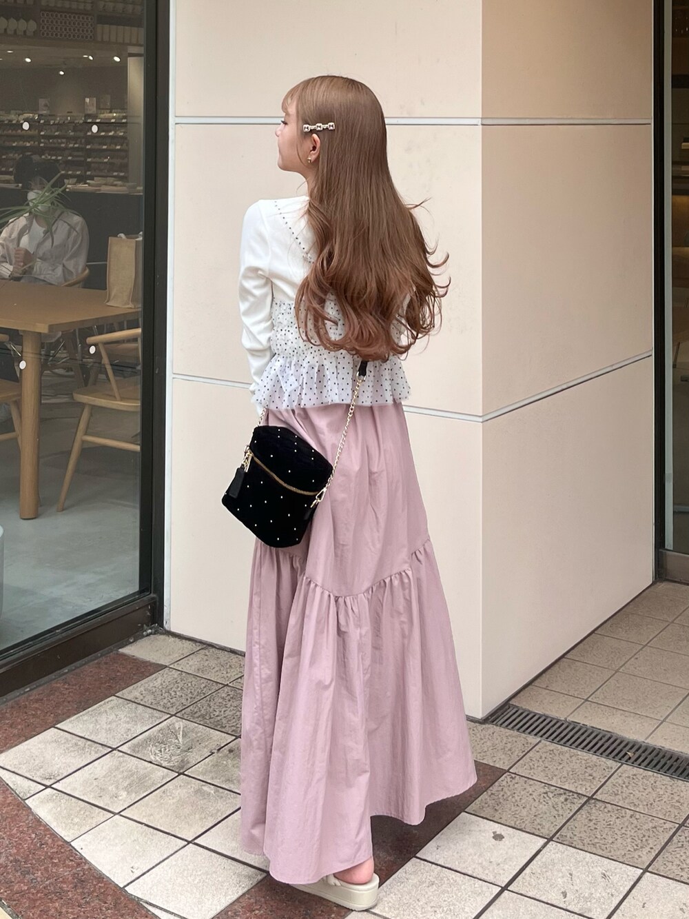 ホワイト系のTシャツ/カットソー、その他のTシャツ/カットソー、ブラック系のショルダーバッグを着用したレディースの秋コーディネートの2枚目の写真