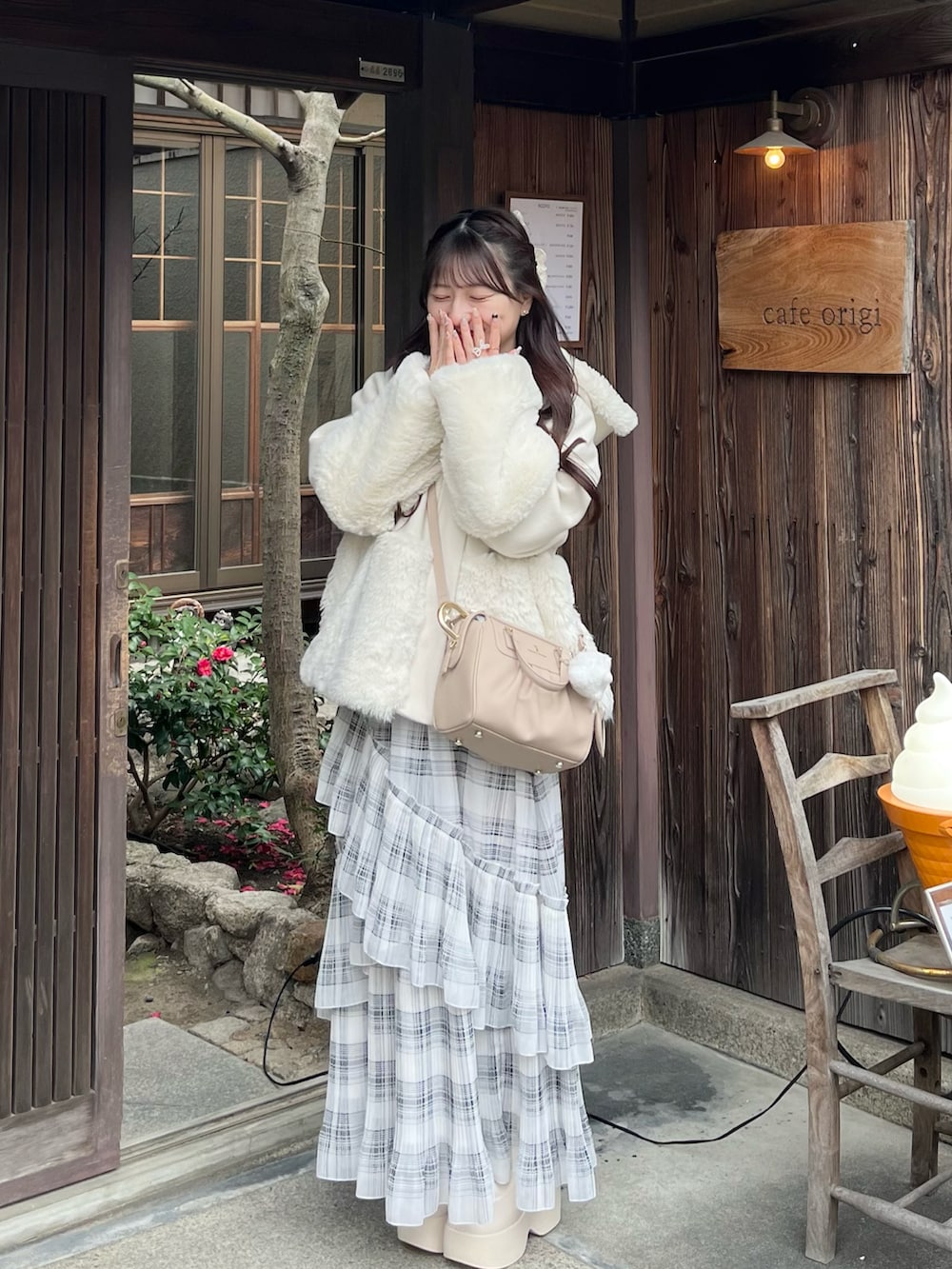 「今日のコーデ、春色、オトナカワイイ、低身長女子、ワントーンコーデ、春服みてみて、冬アウター、ホワイトコーデ、春先取り、低身長コーデ、淡色コーデ、シンプルコーデ、大人かわいい、ショートブーツ、休日スタイル」|「ASTORIA ODIERのリボンブローチ付きフードファー切替コート(その他アウター、ホワイト系)」を使った、miyu Ӧさん(レディース・149cm)の冬コーディネートの2枚目の写真