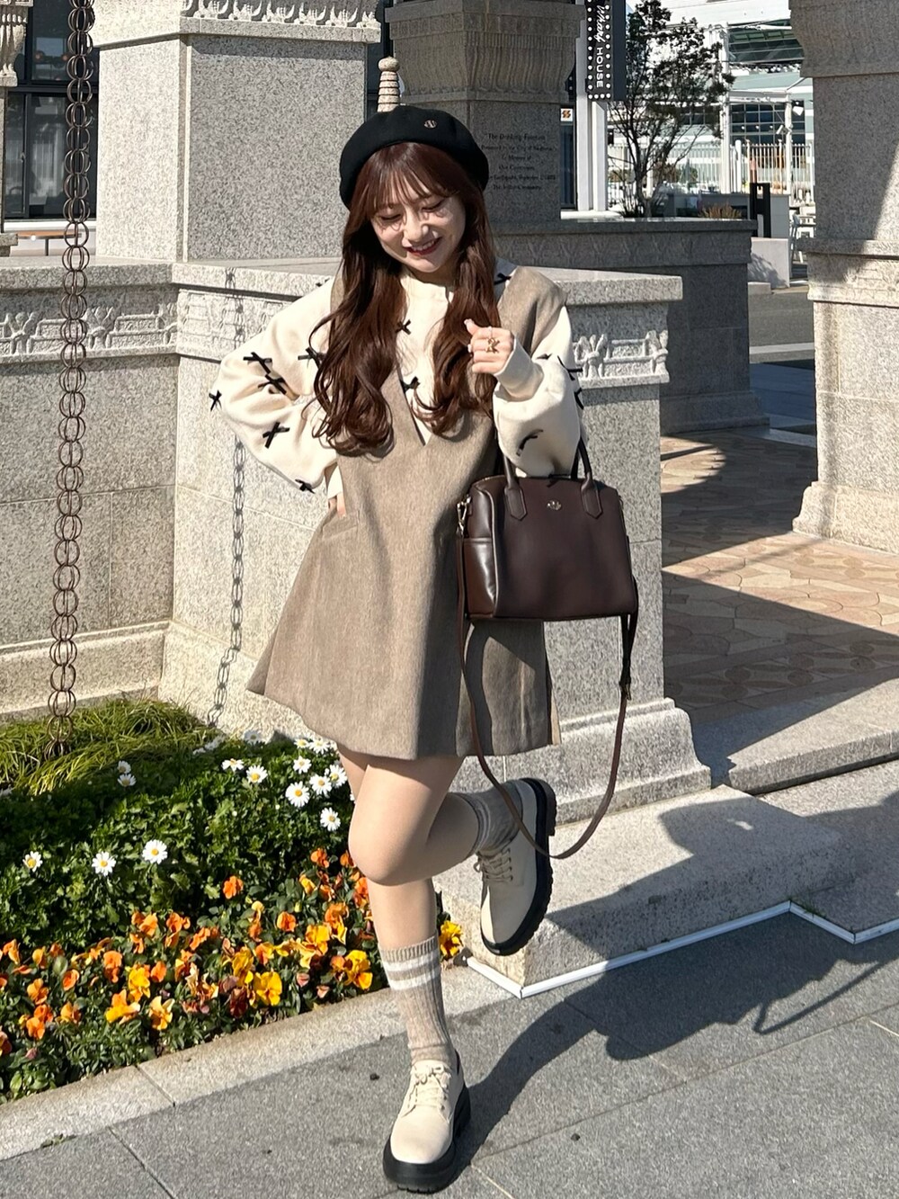 「春服、春服コーデ、春服みてみて、ビスチェコーデ、低身長コーデ、ベスト、ガーリーコーデ、ボストンバッグ、ベレー帽、春コーデ、お出かけコーデ、シンプルコーデ、シンプルスタイル、休日コーデ、休日スタイル」|「VISのリボンニットカーディガン(カーディガン/ボレロ、ホワイト系)」を使った、miyu Ӧさん(レディース・148cm)の冬コーディネートの2枚目の写真