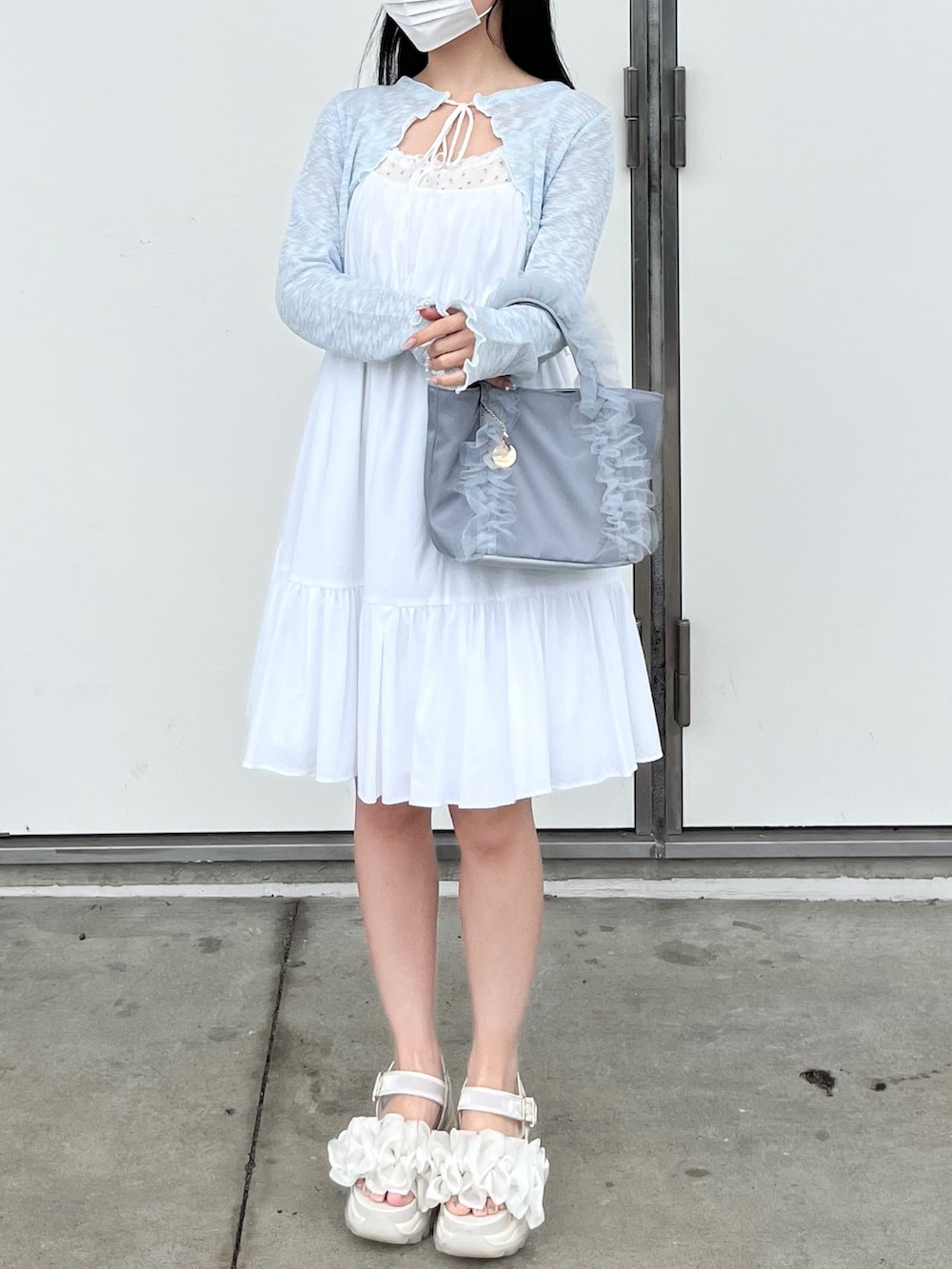 「夏コーデ、カジュアルガーリー、夏服コーデ、ガーリーコーデ、ワンピ―ス、ブルべ夏、フェミニン、低身長コーデ、ブルー、淡色コーデ、今日のコーデ、休日スタイル、シンプルコーデ、厚底サンダル」|「SNIDELのカーデセットキャミミニワンピース(ワンピース、イエロー系)」を使った、miyu Ӧさん(レディース・149cm)の夏コーディネートの2枚目の写真