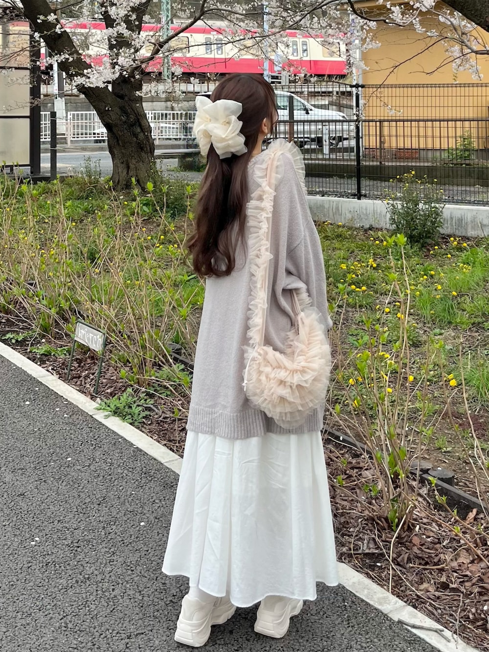 「春のNewスタイル、春ファッション、休日スタイル、お花見コーデ、春服コーデ、春カラー、オトナカワイイ、大人ガーリー、オーバーサイズ、カーディガン、キャミワンピ、ゆるコーデ、淡色コーデ、ワンピーススタイル、umm.claïr」|「umm.claïrのアイテム(カーディガン/ボレロ、ホワイト系)」を使った、miyu Ӧさん(レディース・148cm)の春コーディネートの2枚目の写真