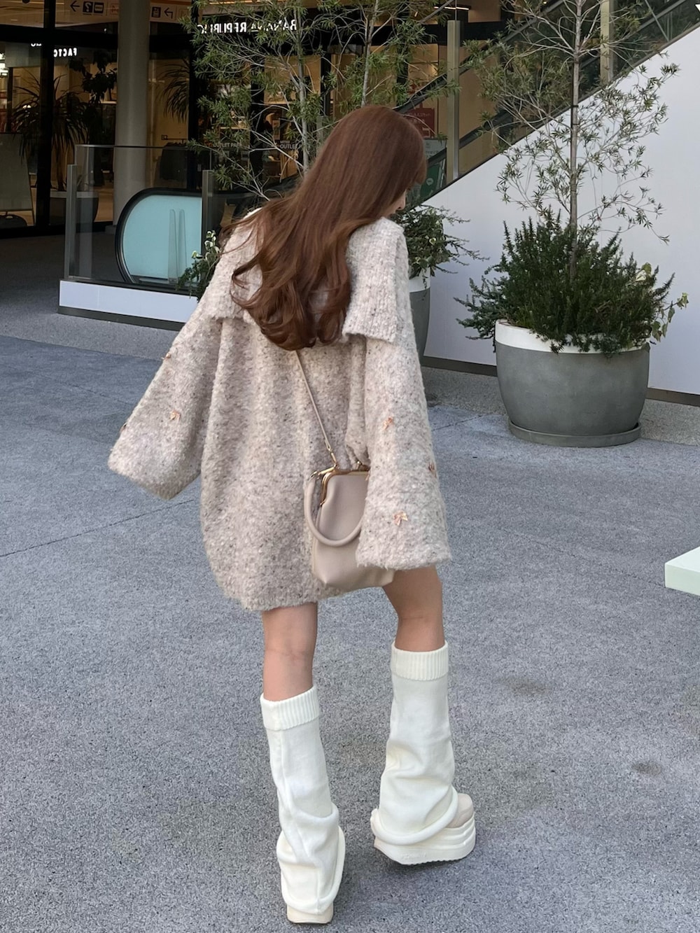 「秋服コーデ、休日コーデ、低身長コーデ、シンプルコーデ、ニットコーデ、お出かけコーデ、レッグウォーマー、オーバーサイズ、セーラーカラー、厚底ブーツ、ニットパンツ」|「Alley by w closetの【Alley】リボン付ブークレビッグカラープルオーバー(ニット/セーター、ベージュ系)」を使った、miyu Ӧさん(レディース・148cm)の秋コーディネートの2枚目の写真