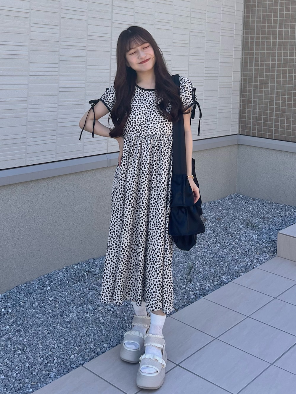 「シンプルスタイル、お出かけコーデ、今日のコーデ、低身長コーデ、大人かわいい、ワンピースコーデ、体型カバー、夏ファッション、ナチュラルガーリー、ガーリー、厚底シューズ、トートバッグ」|「sheinのアイテム(ワンピース/ドレス、ブラック系)」を使った、miyu Ӧさん(レディース・148cm)の夏コーディネートの2枚目の写真