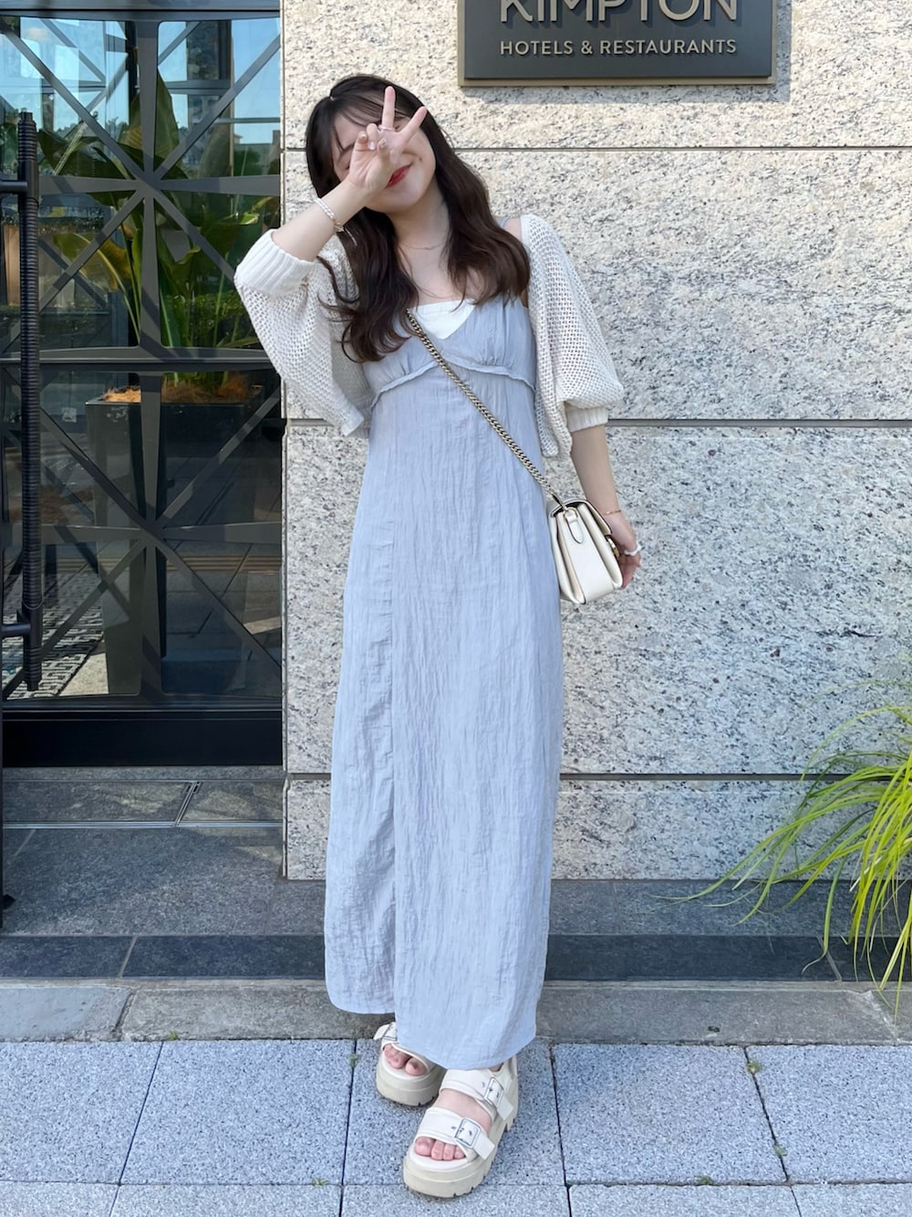 「夏コーデ、ゆるコーデ、お出かけコーデ、低身長コーデ、骨格ウェーブ、ショルダーバッグ、ロングワンピース、カラー×コーデ、シンプルコーデ」|「Heatherのワッシャープリーツキャミワンピース 281767(ワンピース、ブルー系)」を使った、miyu Ӧさん(レディース・148cm)の夏コーディネートの2枚目の写真