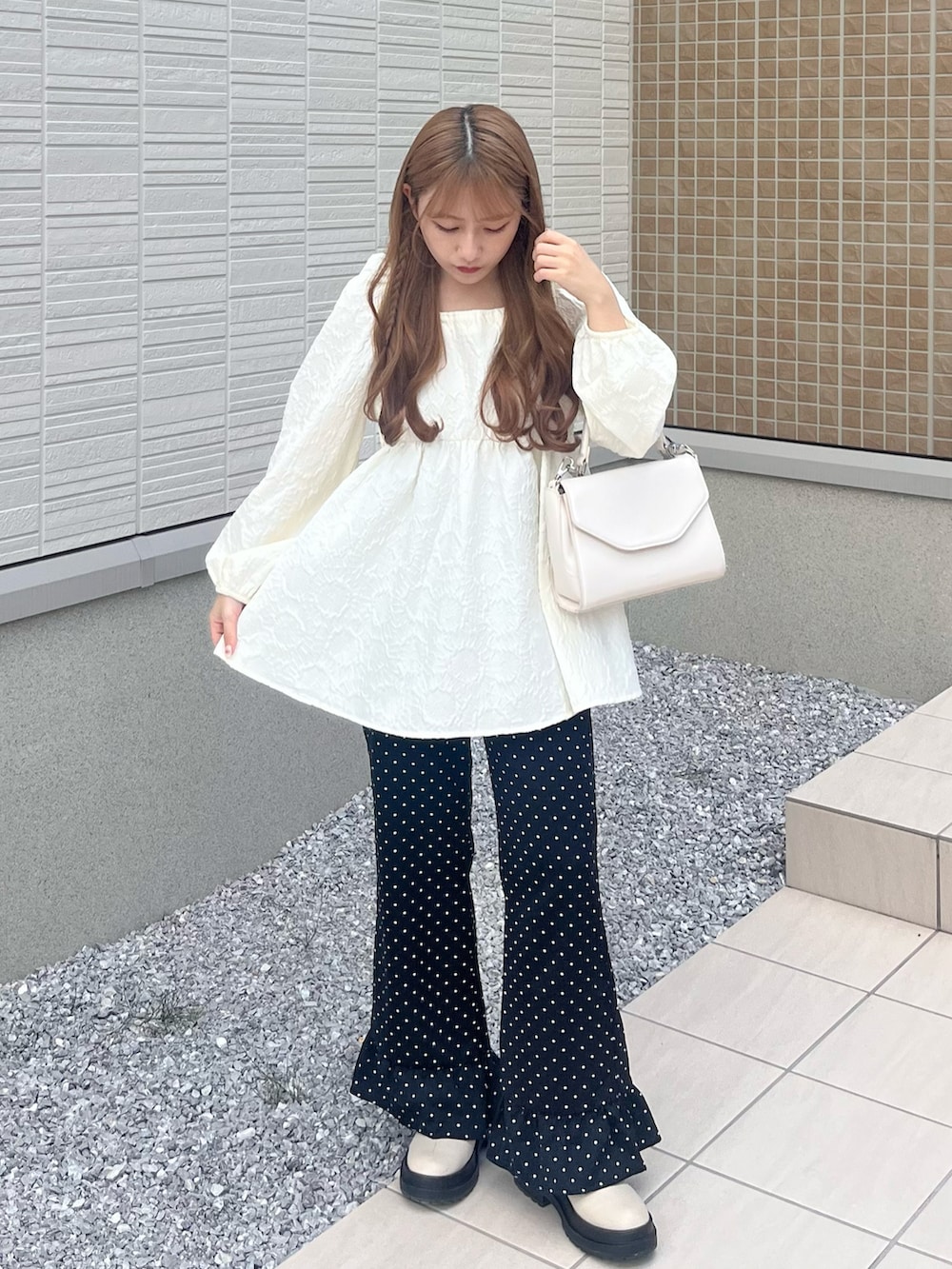 「オトナカワイイ、大人ガーリー、ガーリーコーデ、秋服準備はじめました、骨格ウェーブ、シンプルコーデ、フェミニン、低身長コーデ、パンツスタイル、秋コーデ、秋服コーデ、プチプラコーデ、フレンチガーリー」|「GRLのアイテム(シャツ/ブラウス、ホワイト系)」を使った、miyu Ӧさん(レディース・148cm)の秋コーディネートの2枚目の写真